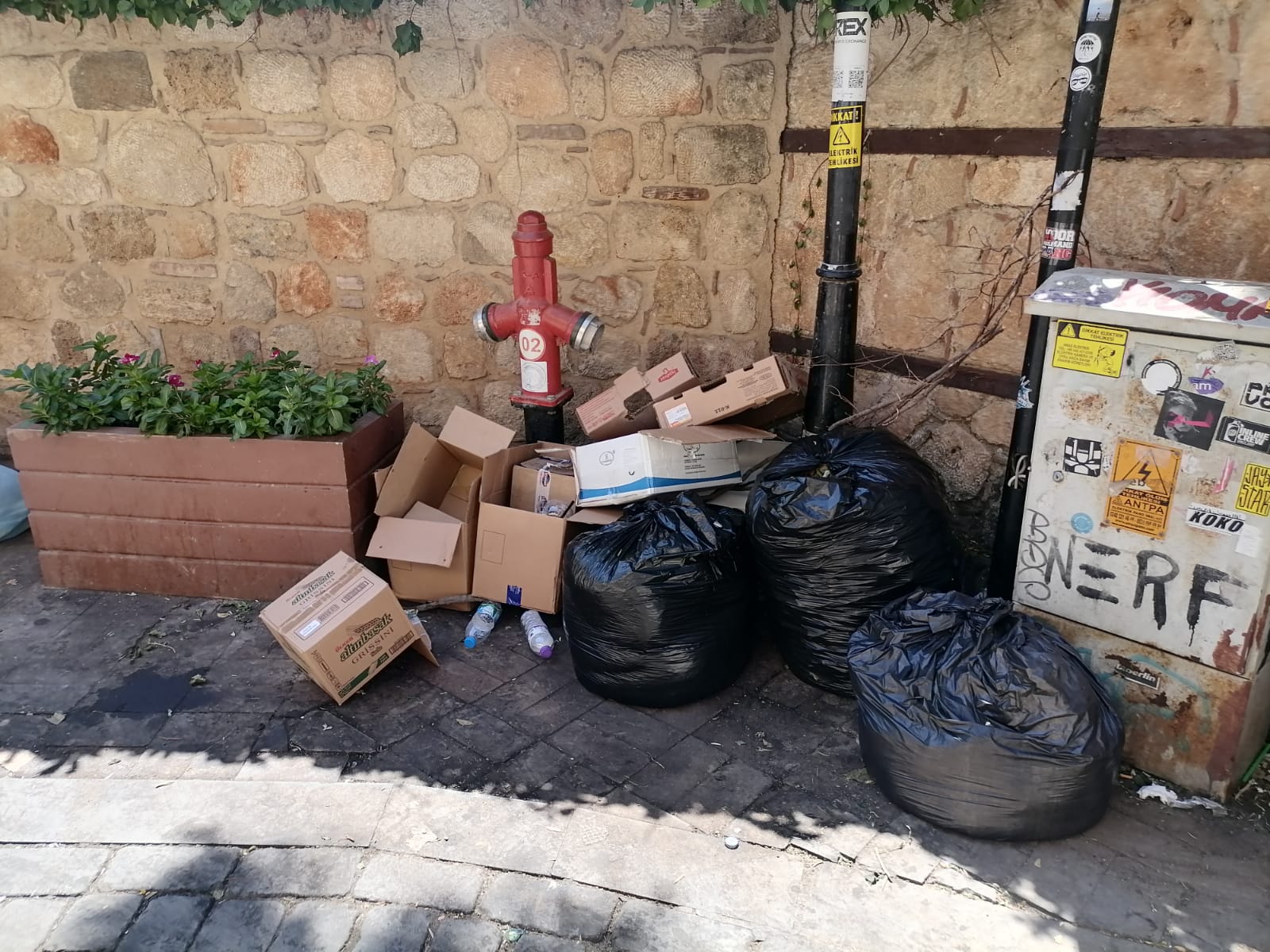 Tarihi Kaleiçi Sokaklarına Bu Görüntü Yakışmıyor