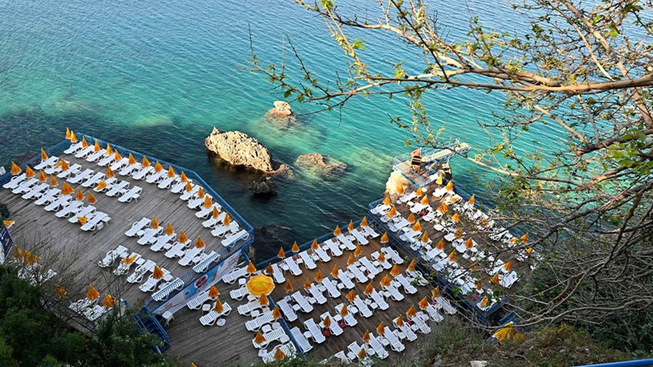 Antalya'da Falezlerin Eteğinde Ücretsiz Plajlar