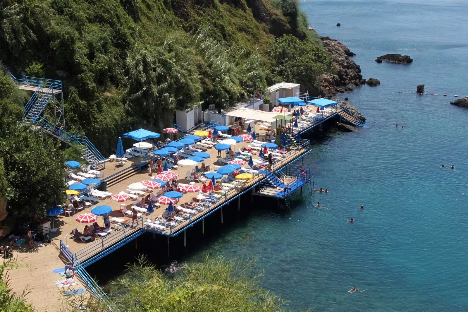 Antalya'da Falezlerin Eteğinde Ücretsiz Plajlar