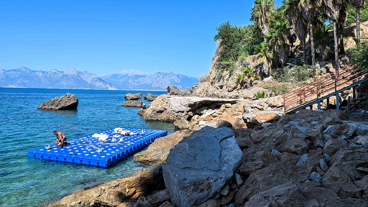 Antalya'da Falezlerin Eteğinde Ücretsiz Plajlar