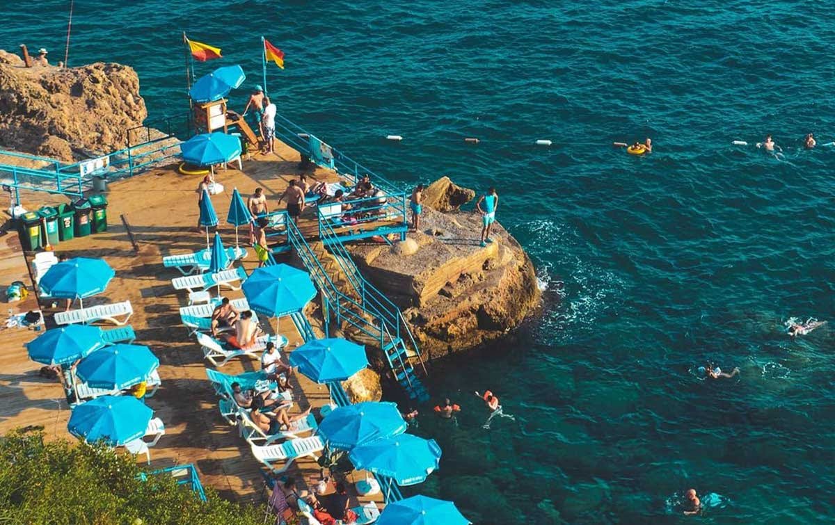 Antalya'da Falezlerin Eteğinde Ücretsiz Plajlar