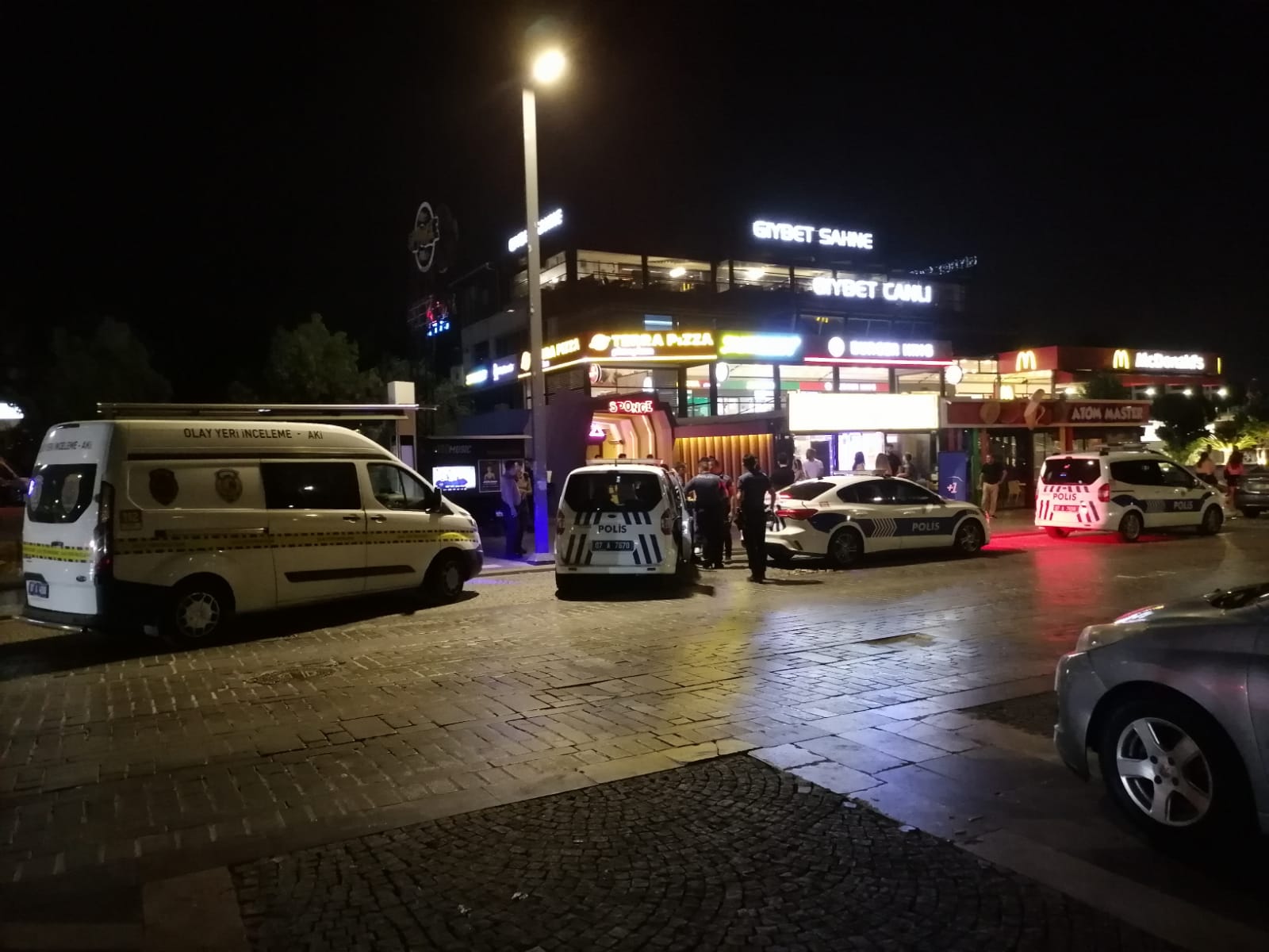 Konyaaltı Sahilinde Silahlı Gerginlik: Eğlence Mekanında Gerilim Dolu Anlar