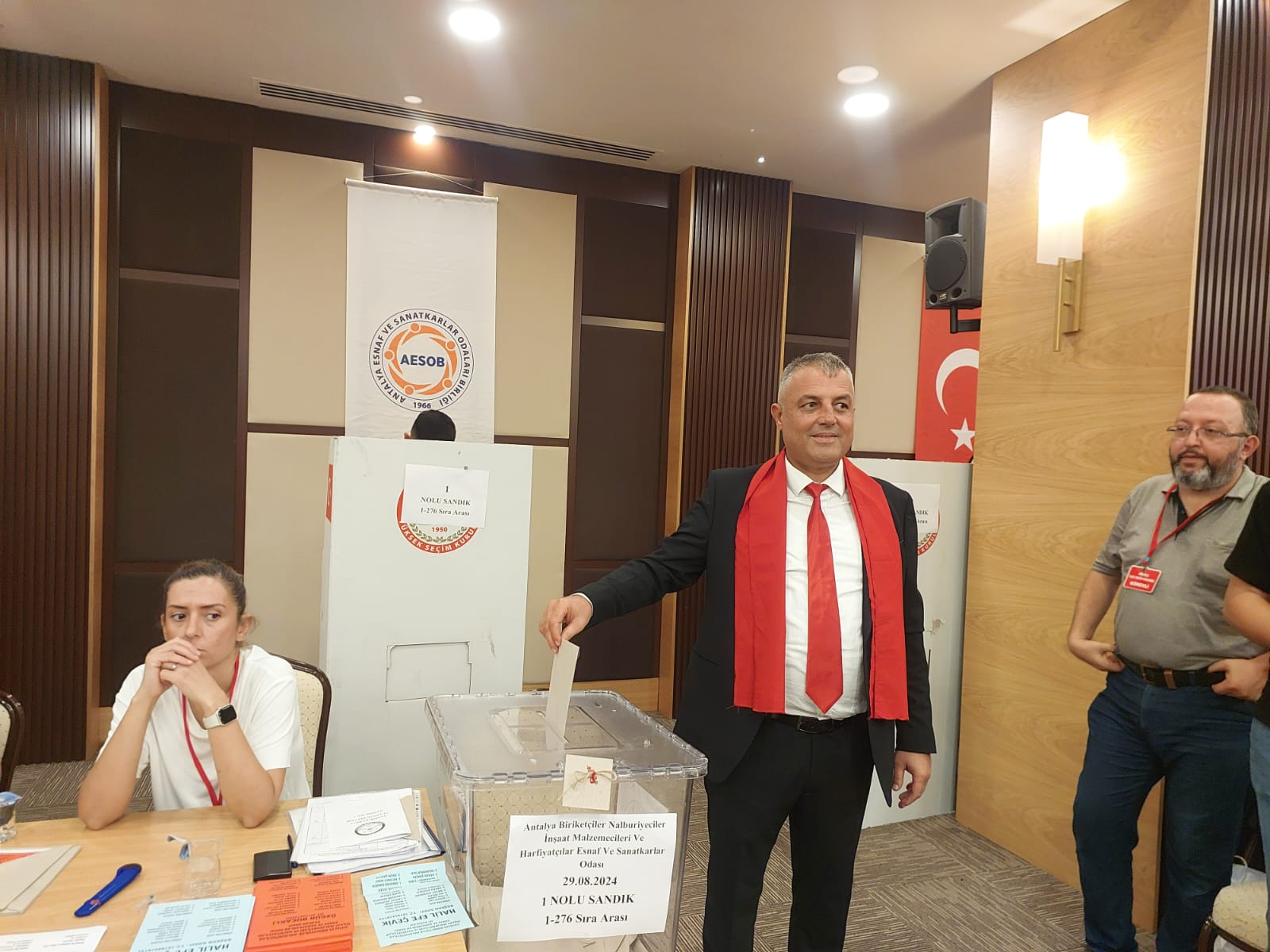 Oda seçimini kırmızı liste kazandı