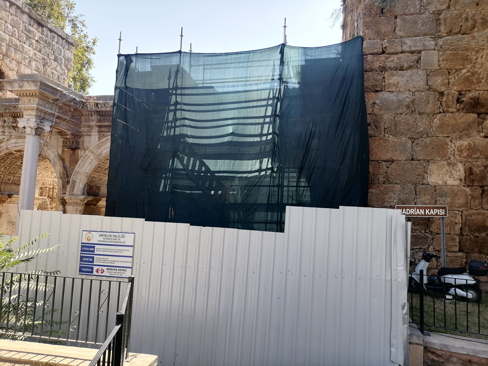 Antalya’nın Tarihi Yapısı Üç Kapılar’da Çalışmalar Devam Ediyor