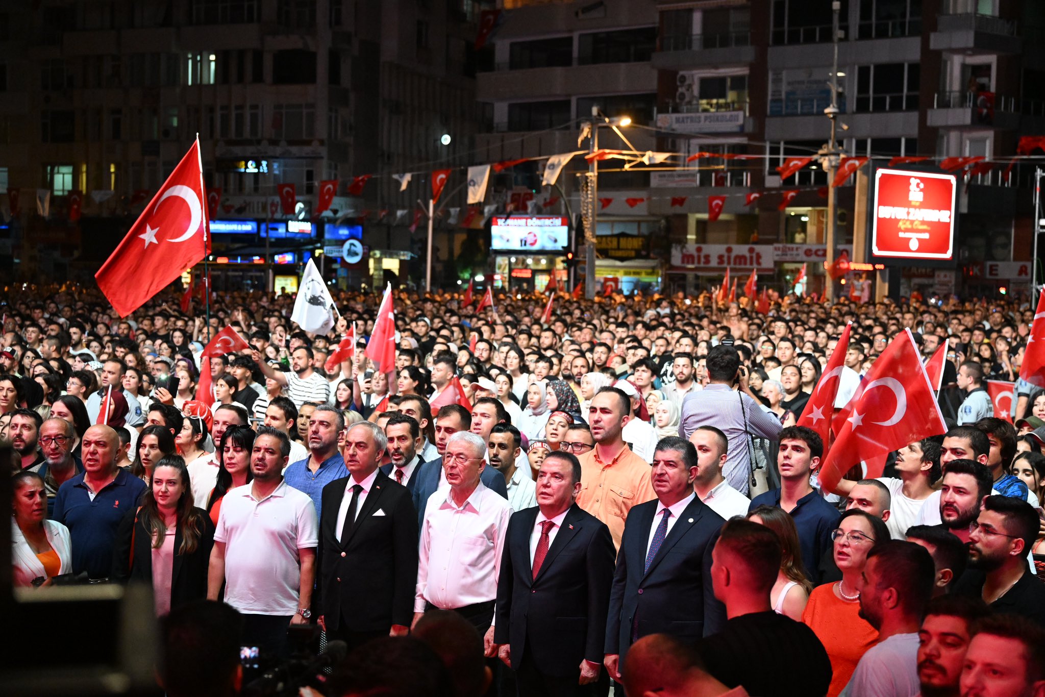 Cumhuriyet Meydanı’nda On Binler Zaferi Kutladı
