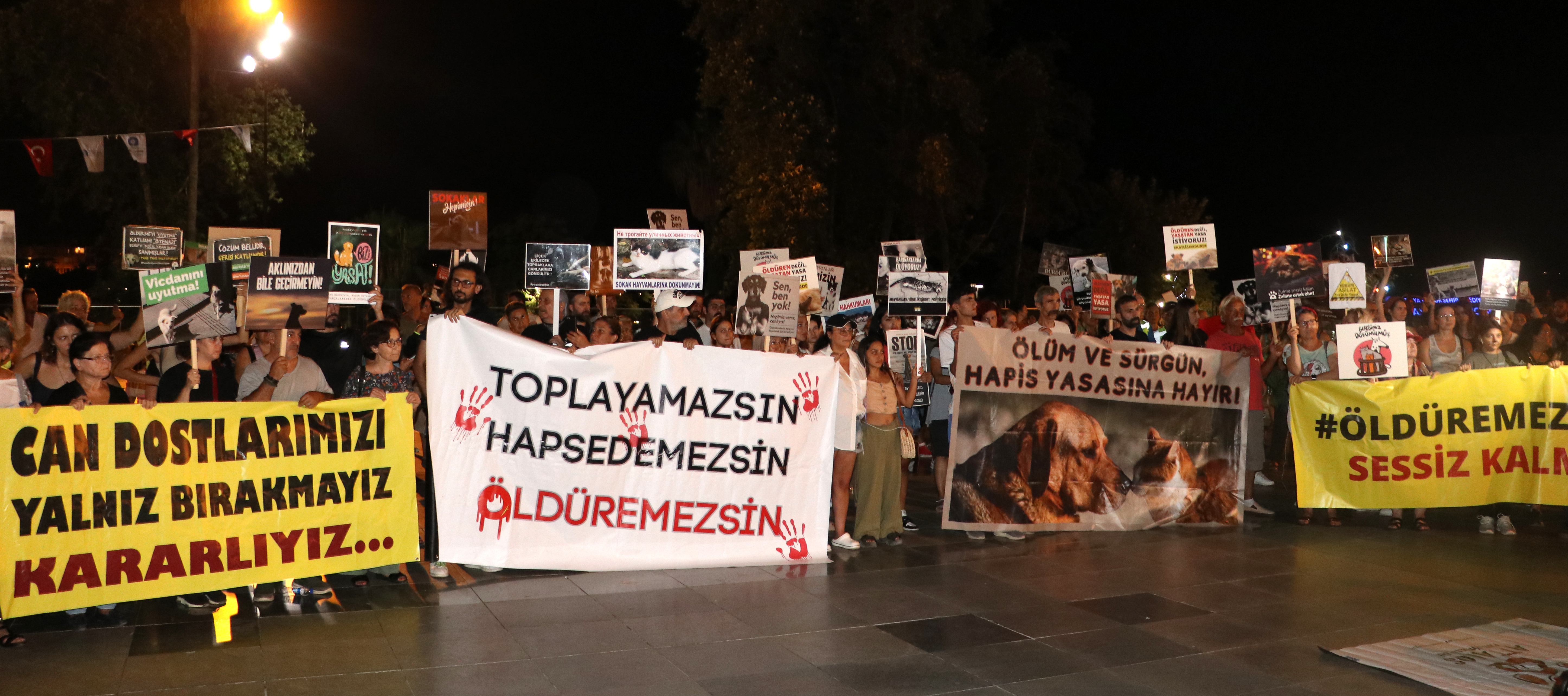 Sokak Hayvanları Yasasına Tepki Yürüyüşü