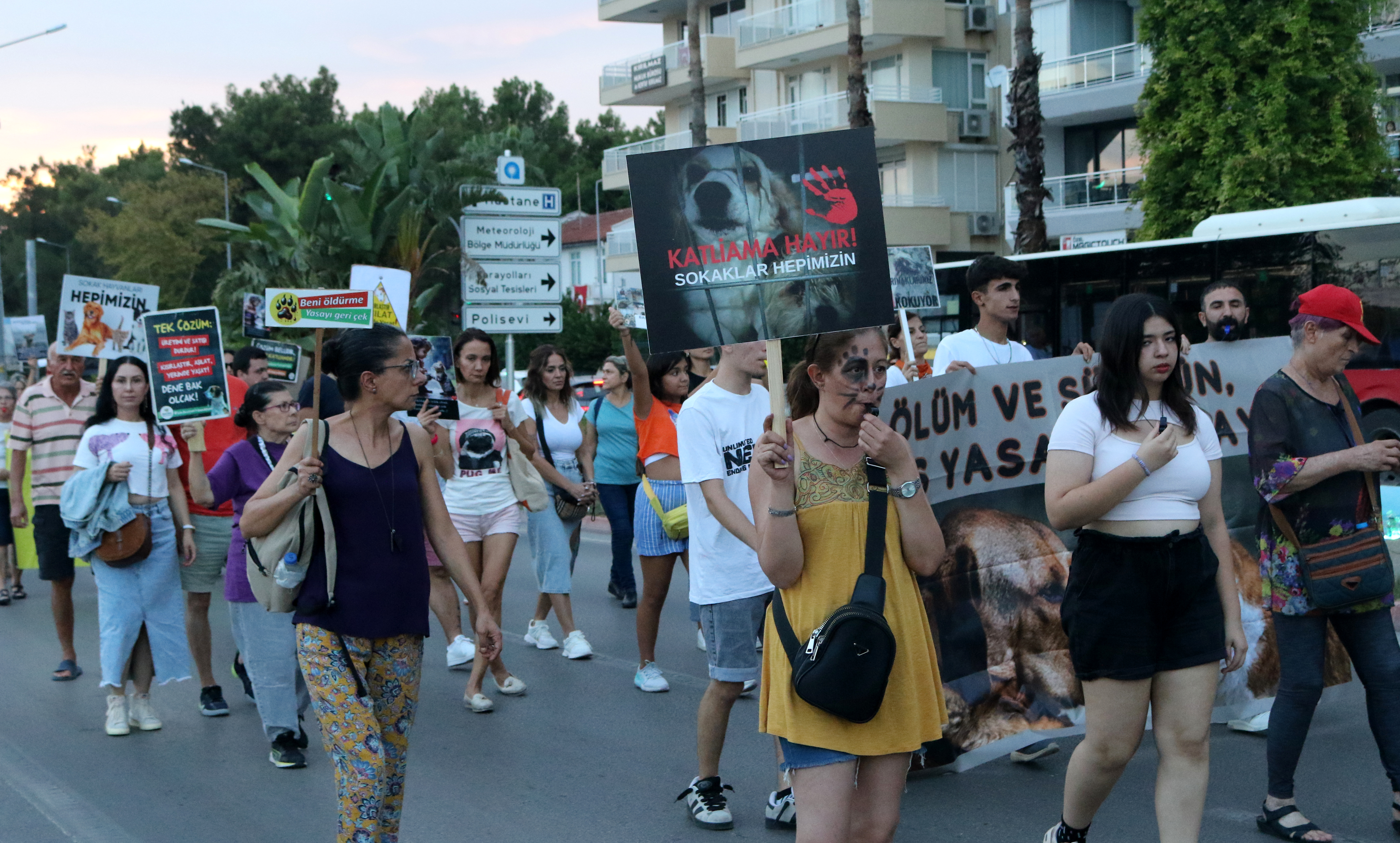 Sokak Hayvanları Yasasına Tepki Yürüyüşü