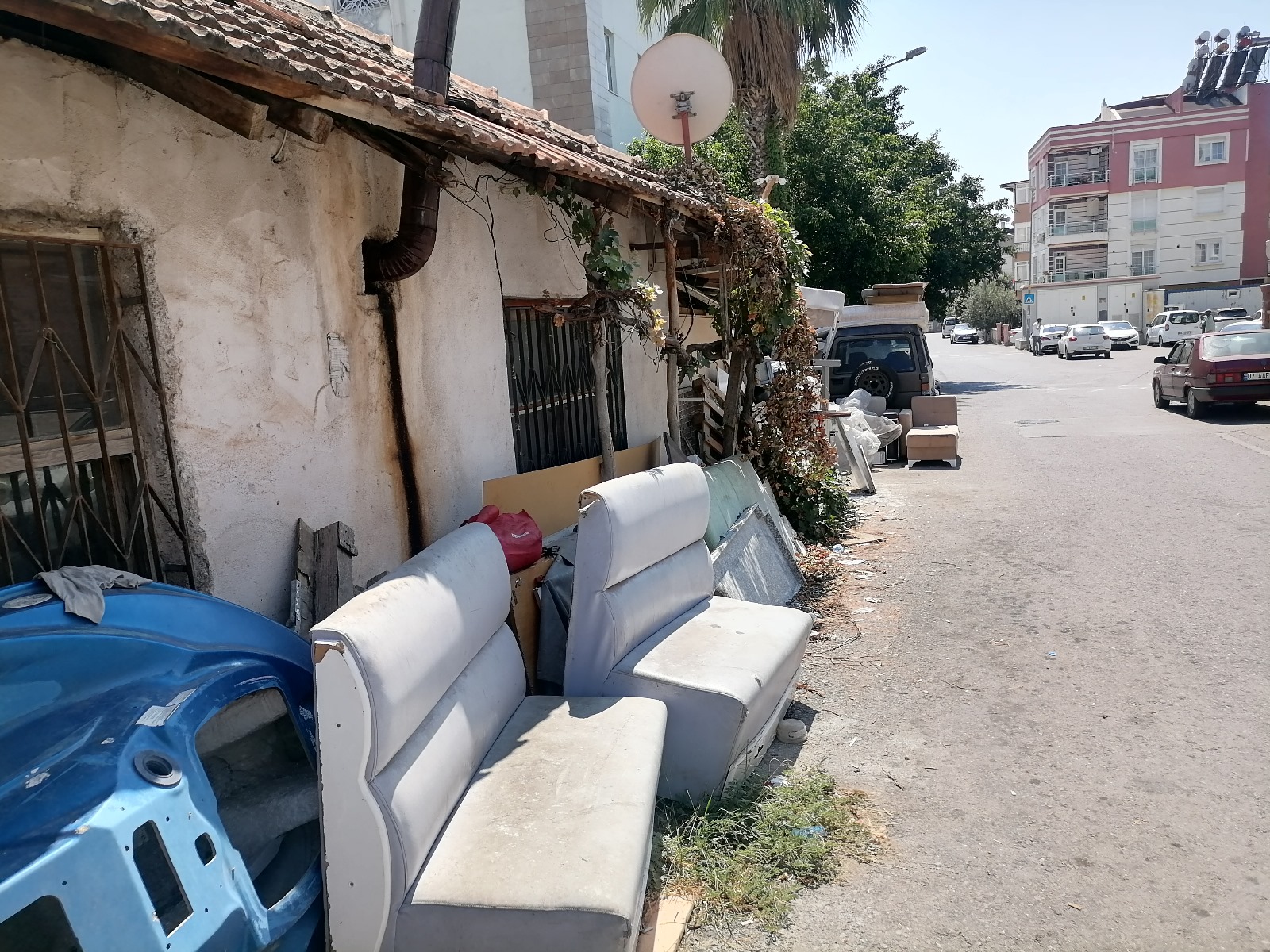 Bir Ev Düşünün Eşyası İçeri Sığmıyor!