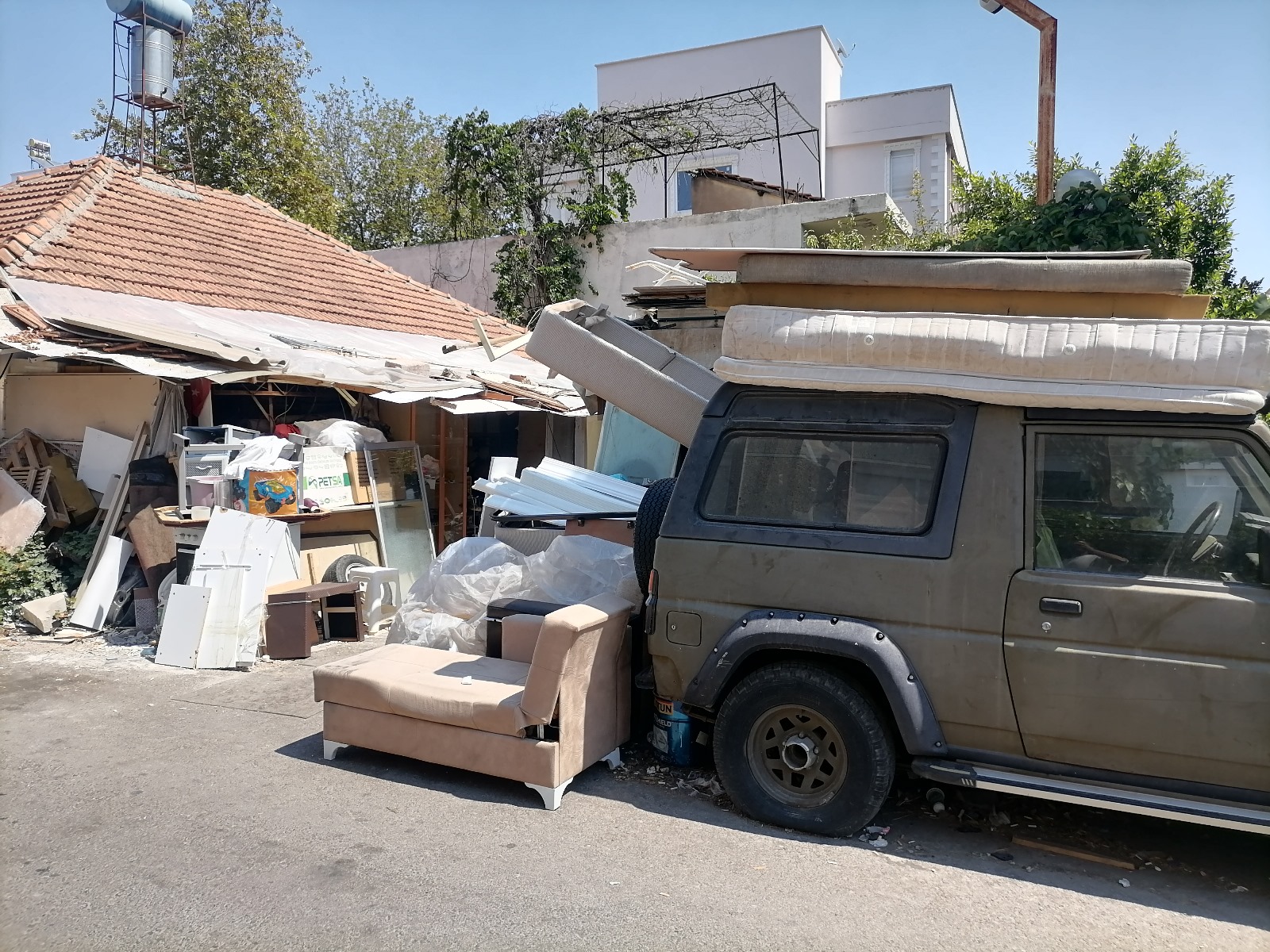 Bir Ev Düşünün Eşyası İçeri Sığmıyor!