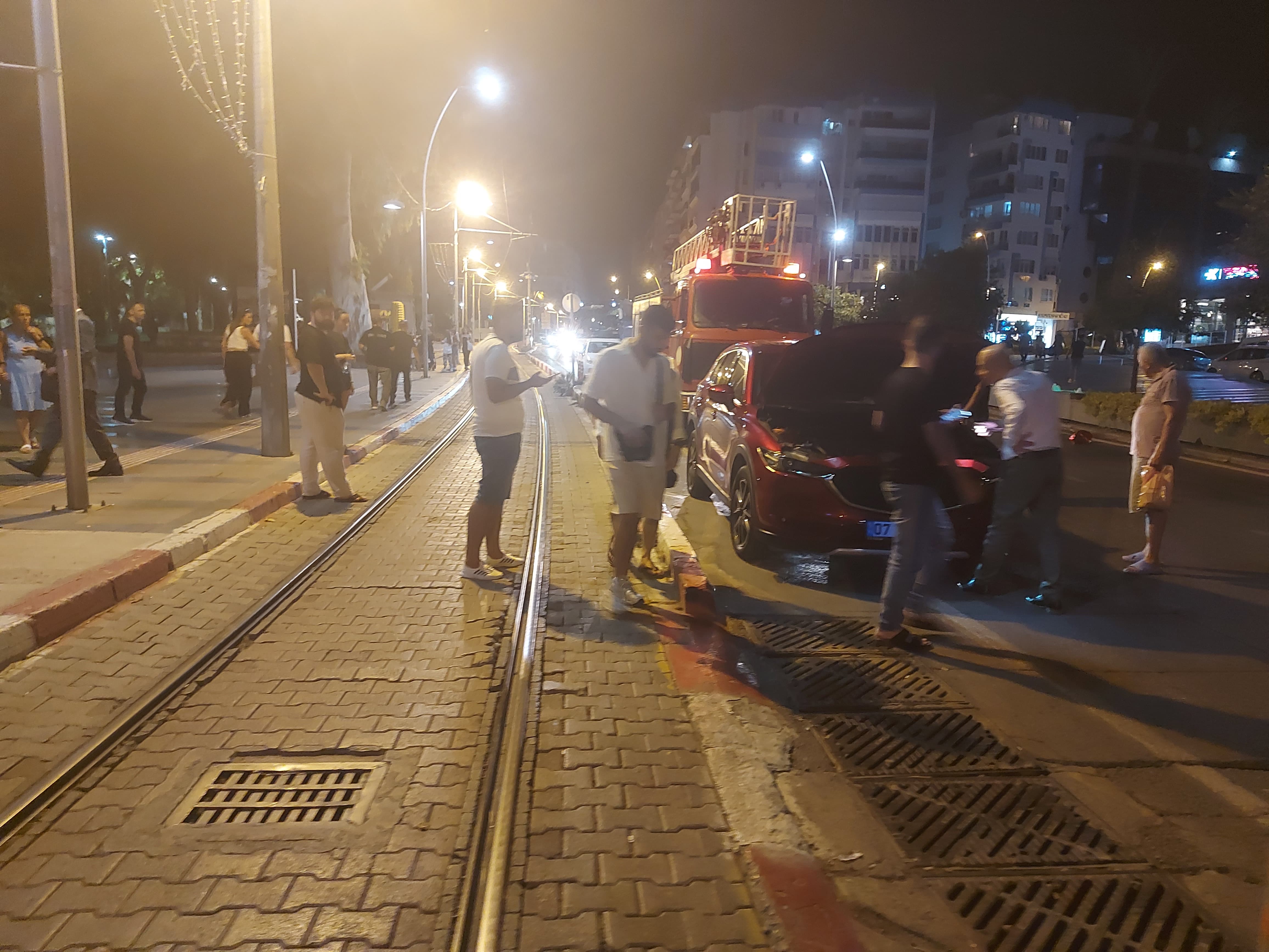 Güllük Caddesi’nde Araca Sıkışan Kediyi İtfaiye Kurtardı