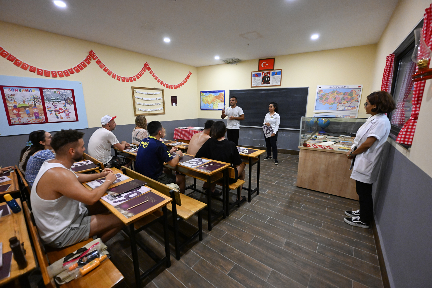 Turistler otelde oluşturulan "nostalji sınıfı"nda Türk kültürünü tanıyor