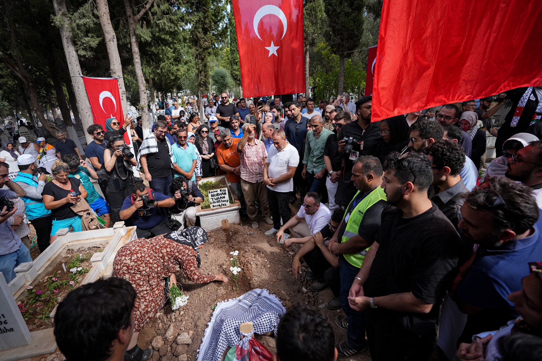 İsrail askerlerince öldürülen Ayşenur Ezgi Eygi, son yolculuğuna uğurlandı