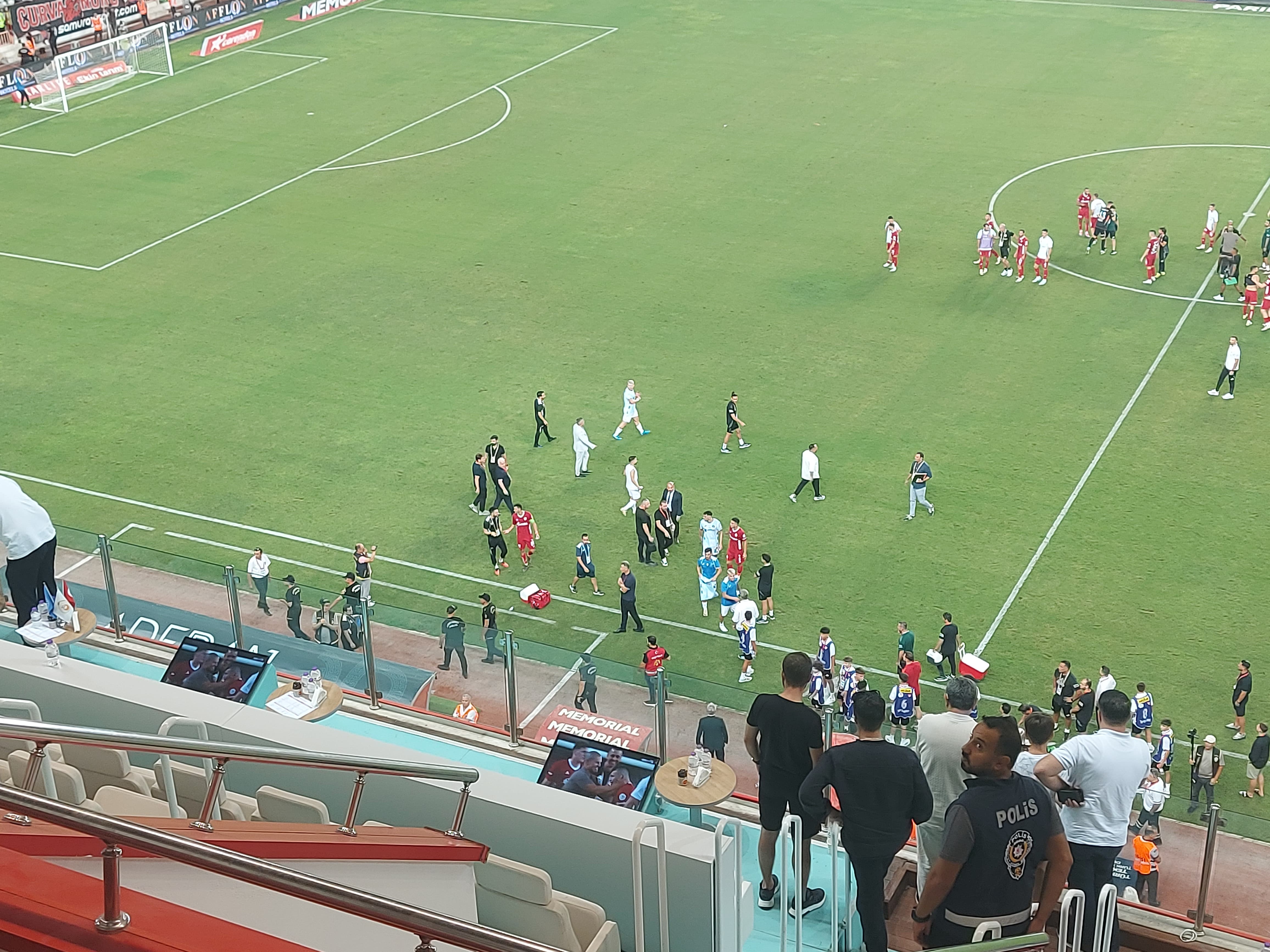 Maç sonu gerginlik yaşandı! Tribüne forma gösterdiler