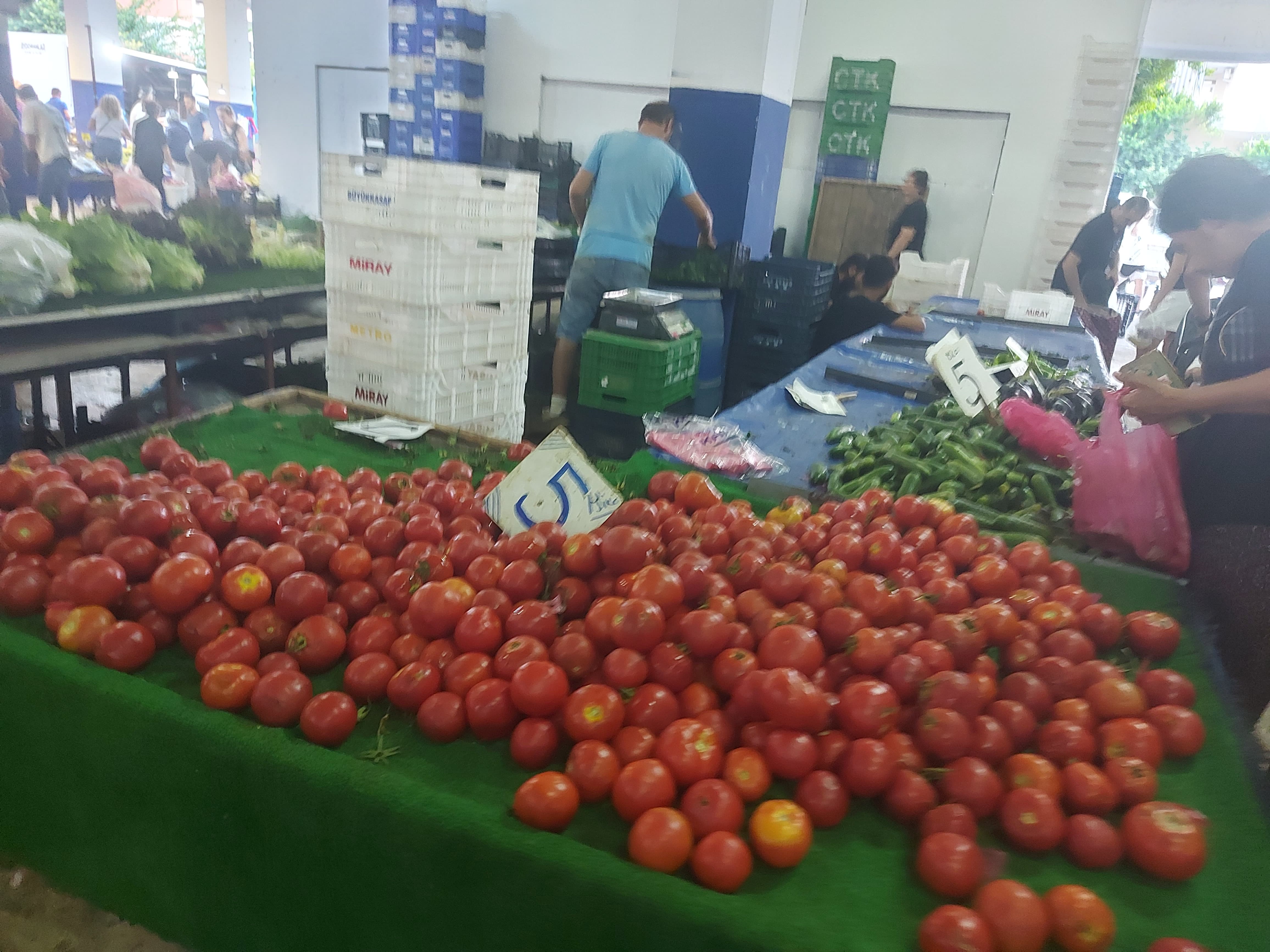 Kızıltoprak Pazarı'nda Yoğunluk!  5 TL’lik Domatese Akın Ettiler