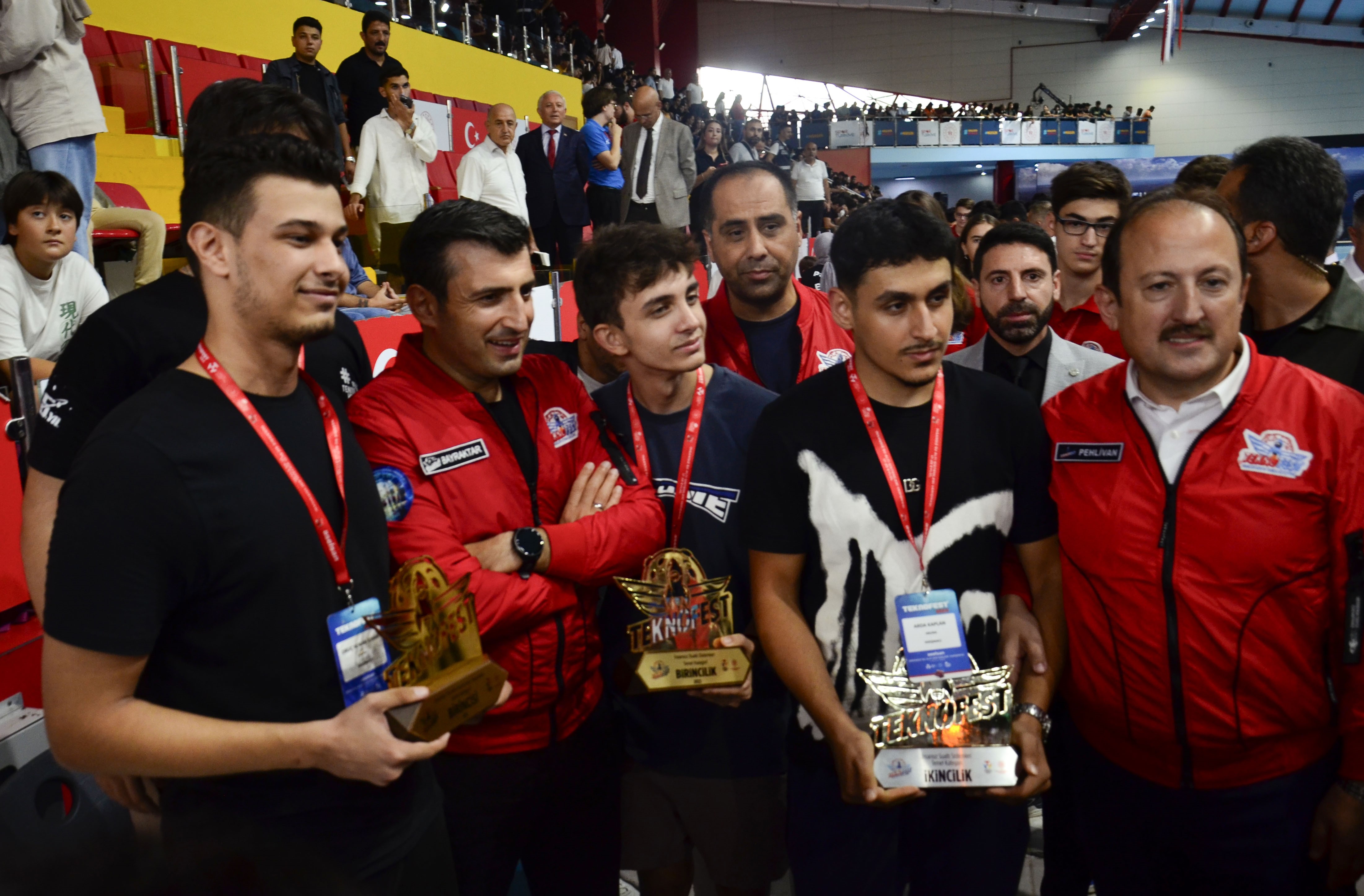 Gençlerden Selçuk Bayraktar'a yoğun ilgi