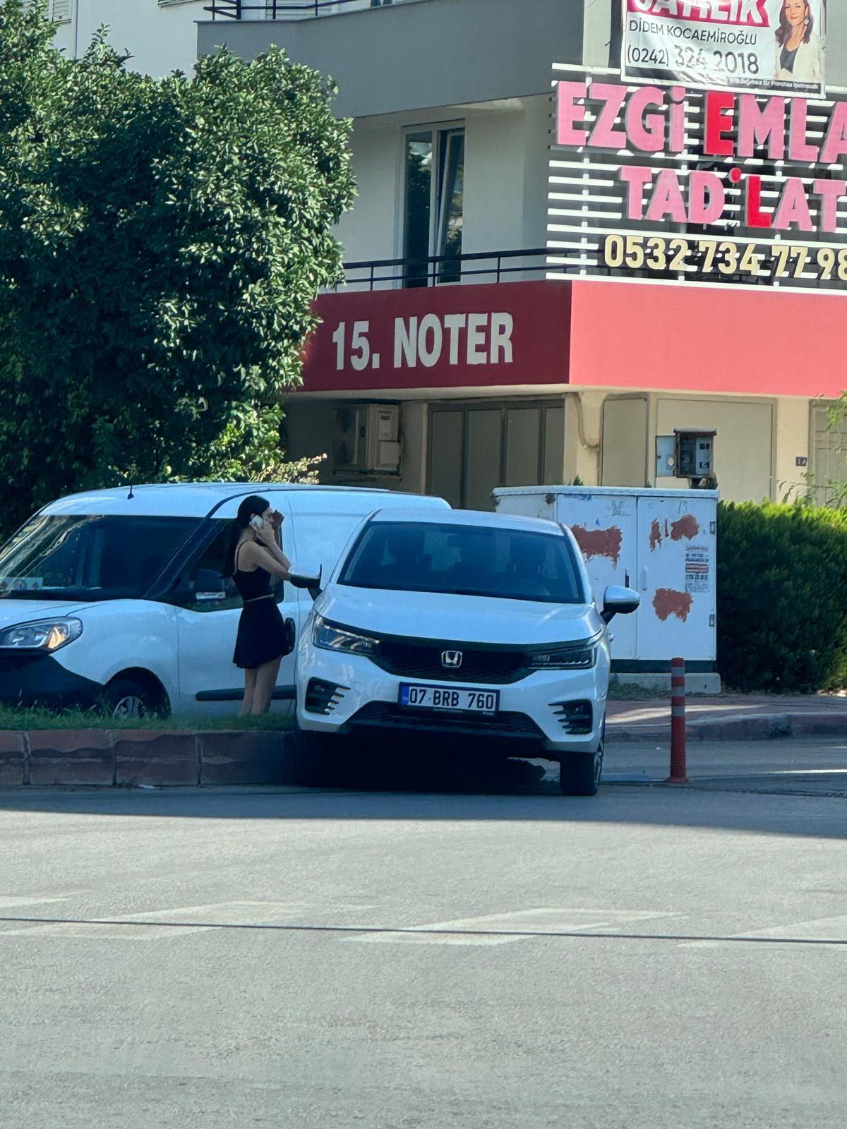 Çınarlı Caddesi'nde araç kaldırıma çıktı