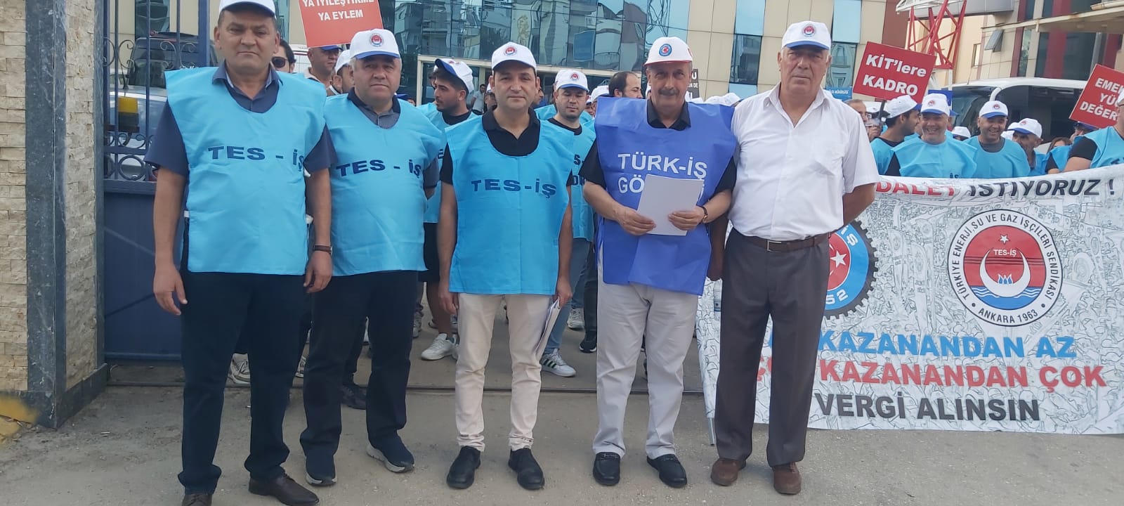Antalya’da İşçiler Geçinemiyoruz Diyerek Sokağa İndi