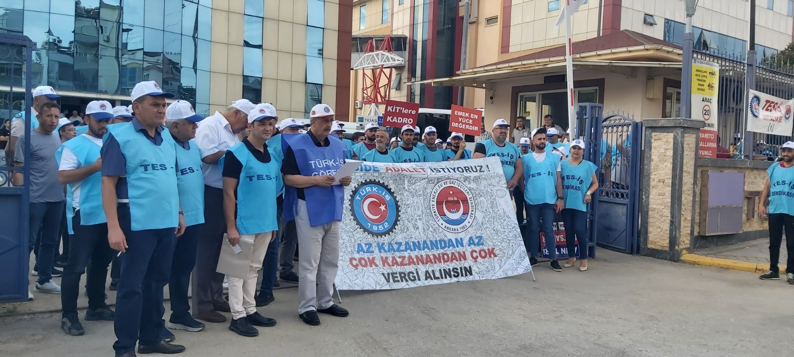 Antalya’da İşçiler Geçinemiyoruz Diyerek Sokağa İndi
