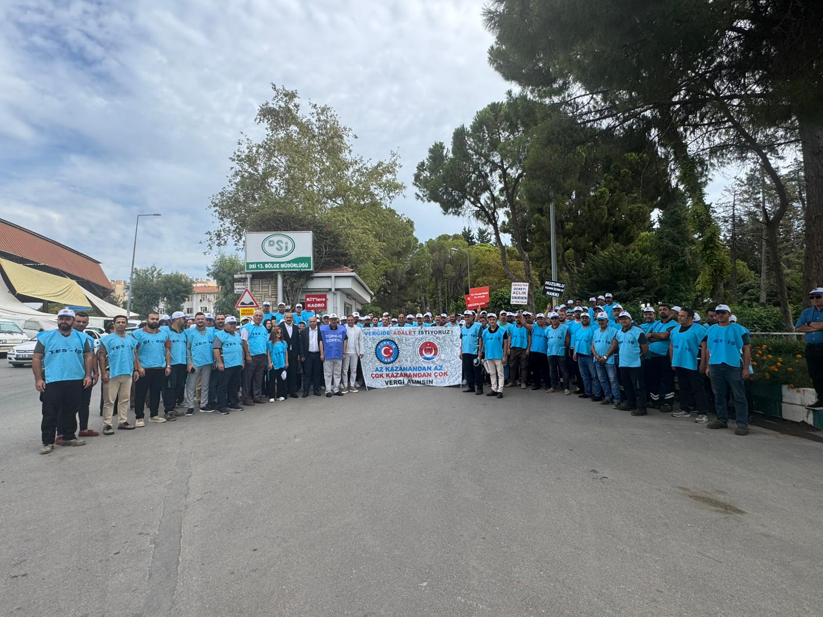 Antalya’da İşçiler Geçinemiyoruz Diyerek Sokağa İndi
