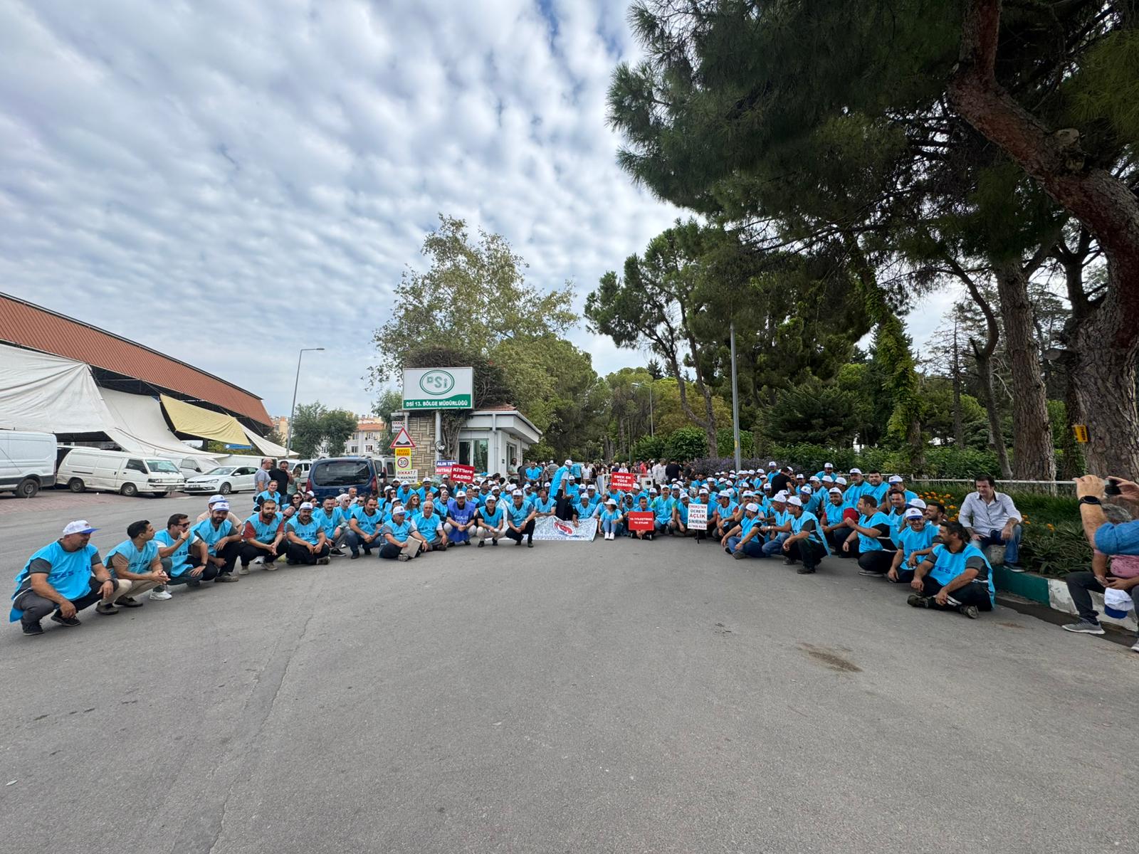 Antalya’da İşçiler Geçinemiyoruz Diyerek Sokağa İndi