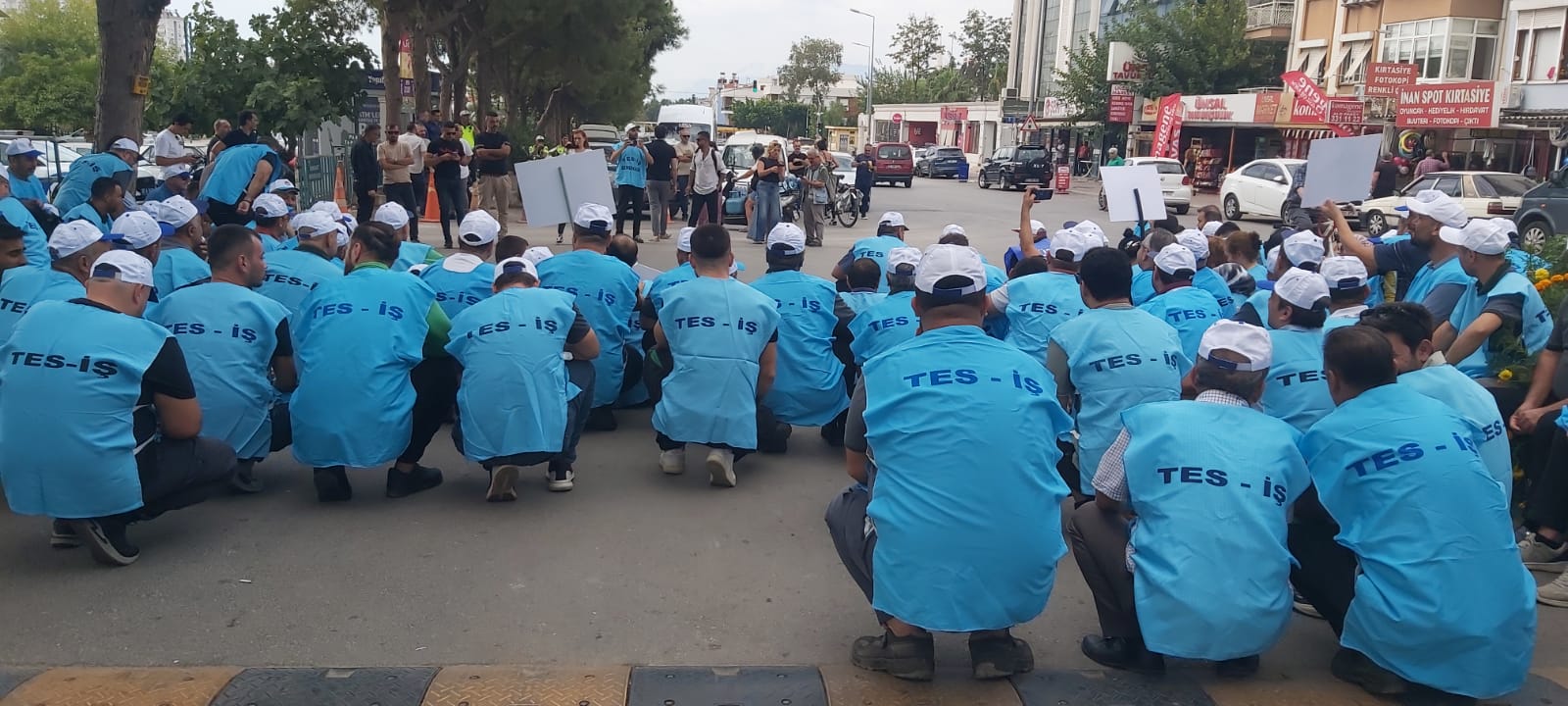 Antalya’da İşçiler Geçinemiyoruz Diyerek Sokağa İndi