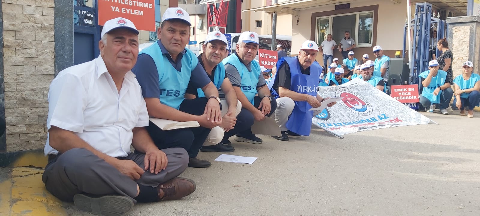 Antalya’da İşçiler Geçinemiyoruz Diyerek Sokağa İndi
