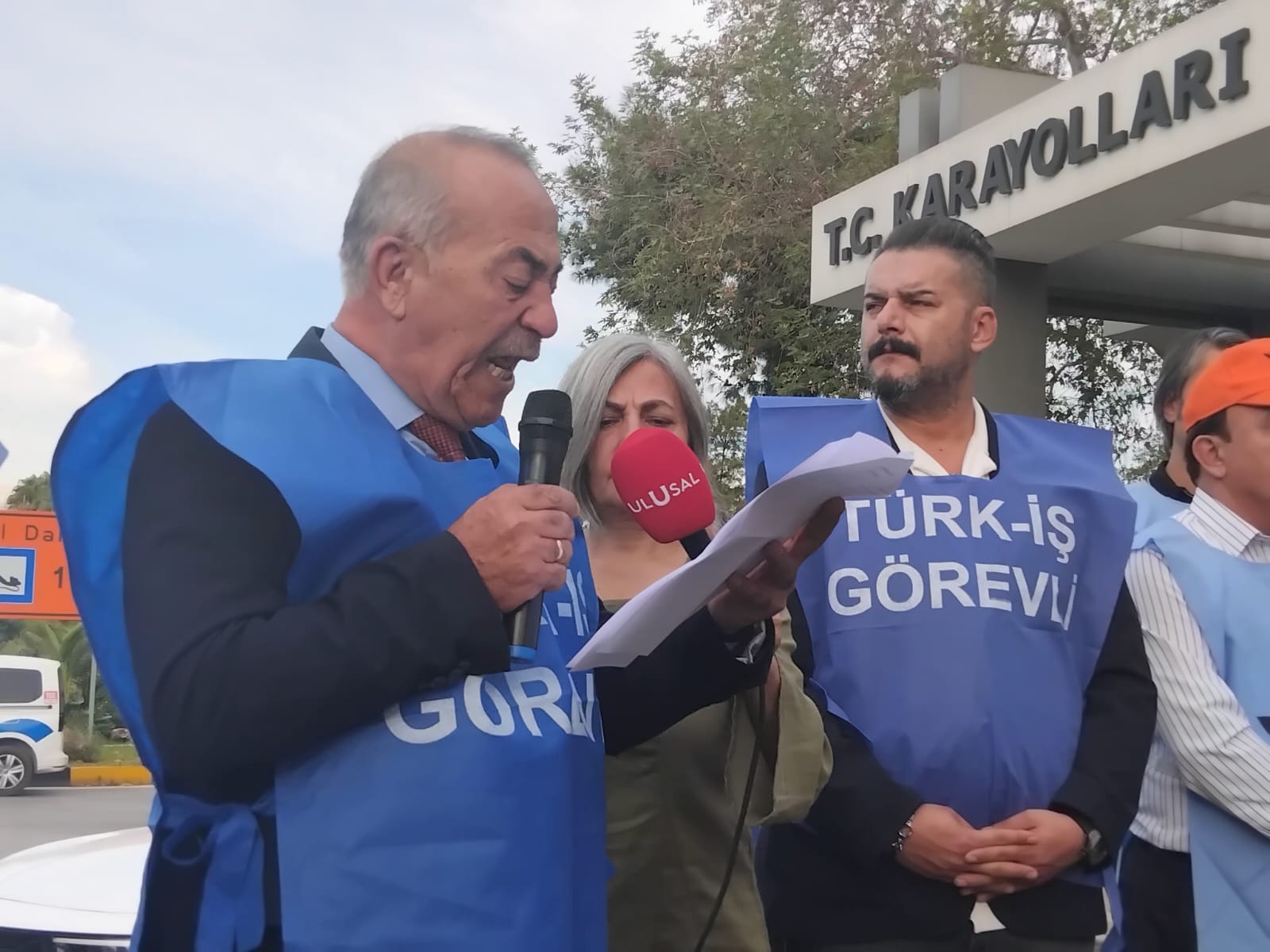 Türk-İş’de Karayolları Önünde Eylemde