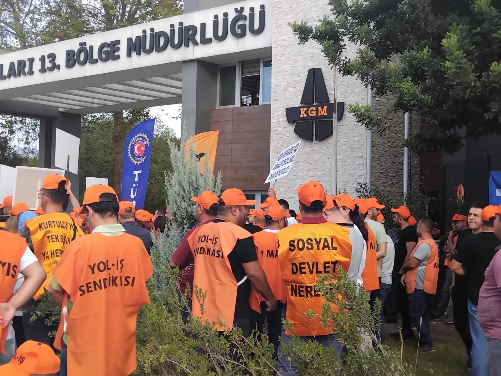 Türk-İş’de Karayolları Önünde Eylemde