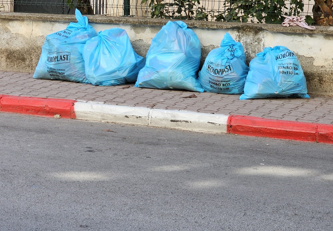 Çöp Poşeti Tepkisi: Çöp Kutusu Yerine Bina Önüne Bırakılıyor