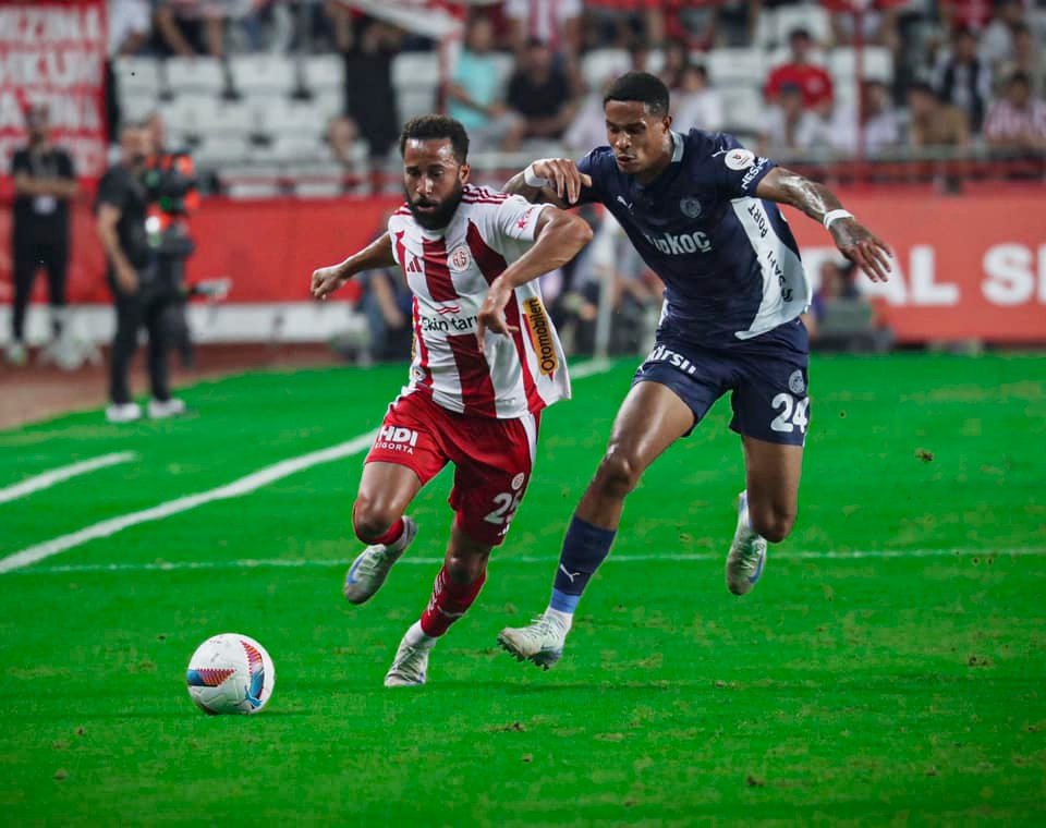 İlk yarı Antalya’da Gol sesi çıkmadı! Antalyaspor: 0 Fenerbahçe:0 (İlk Yarı)