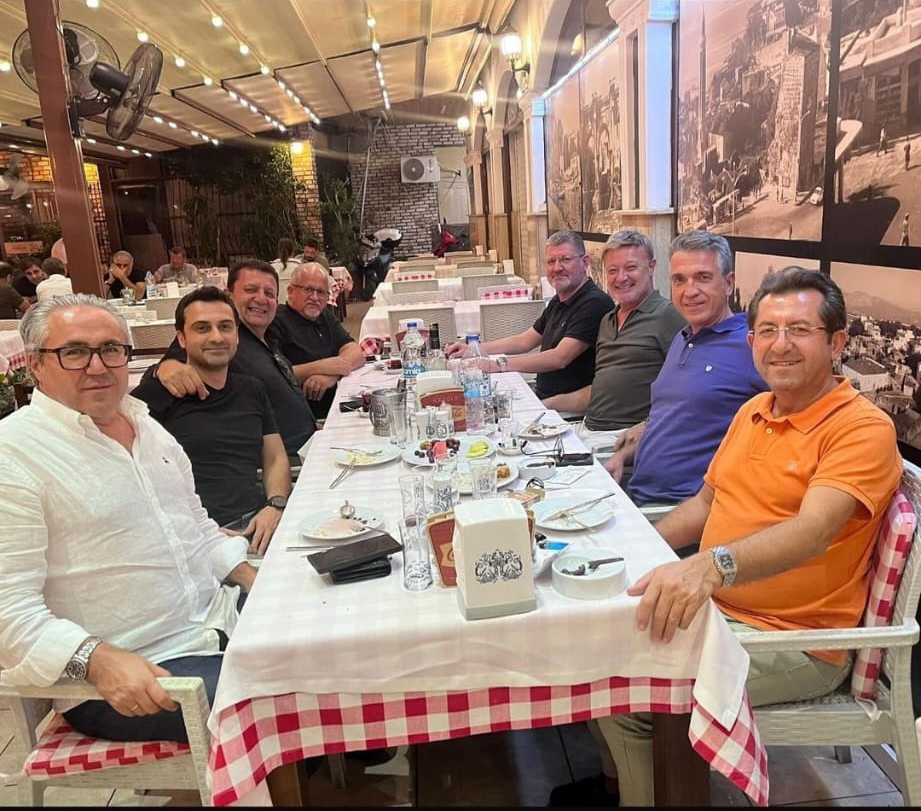 Yakın dostlar akşam yemeğinde buluştu