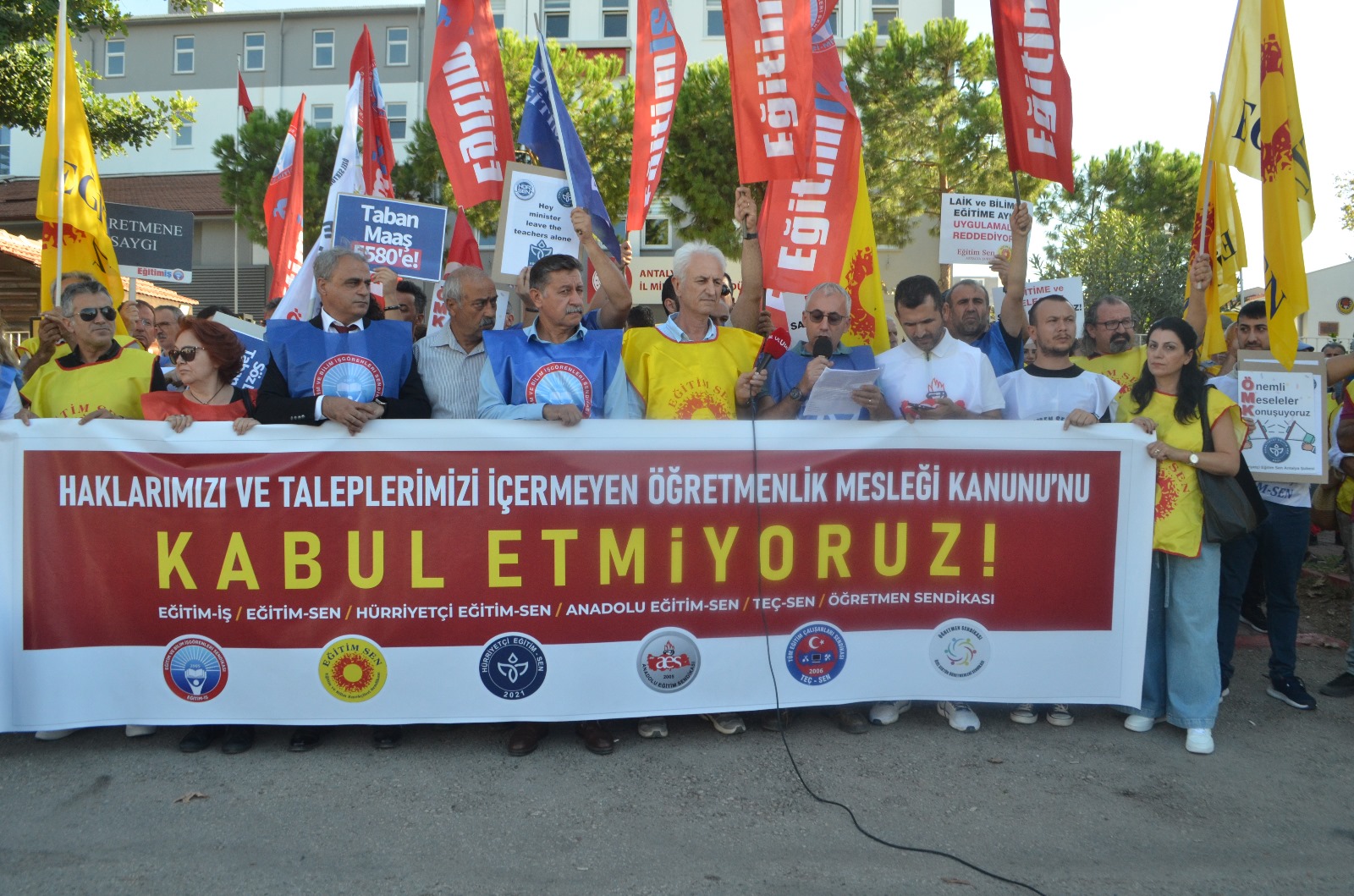 Adil ve Kapsayıcı Bir Meslek Kanunu İçin Eğitimciler Sokağa İndi