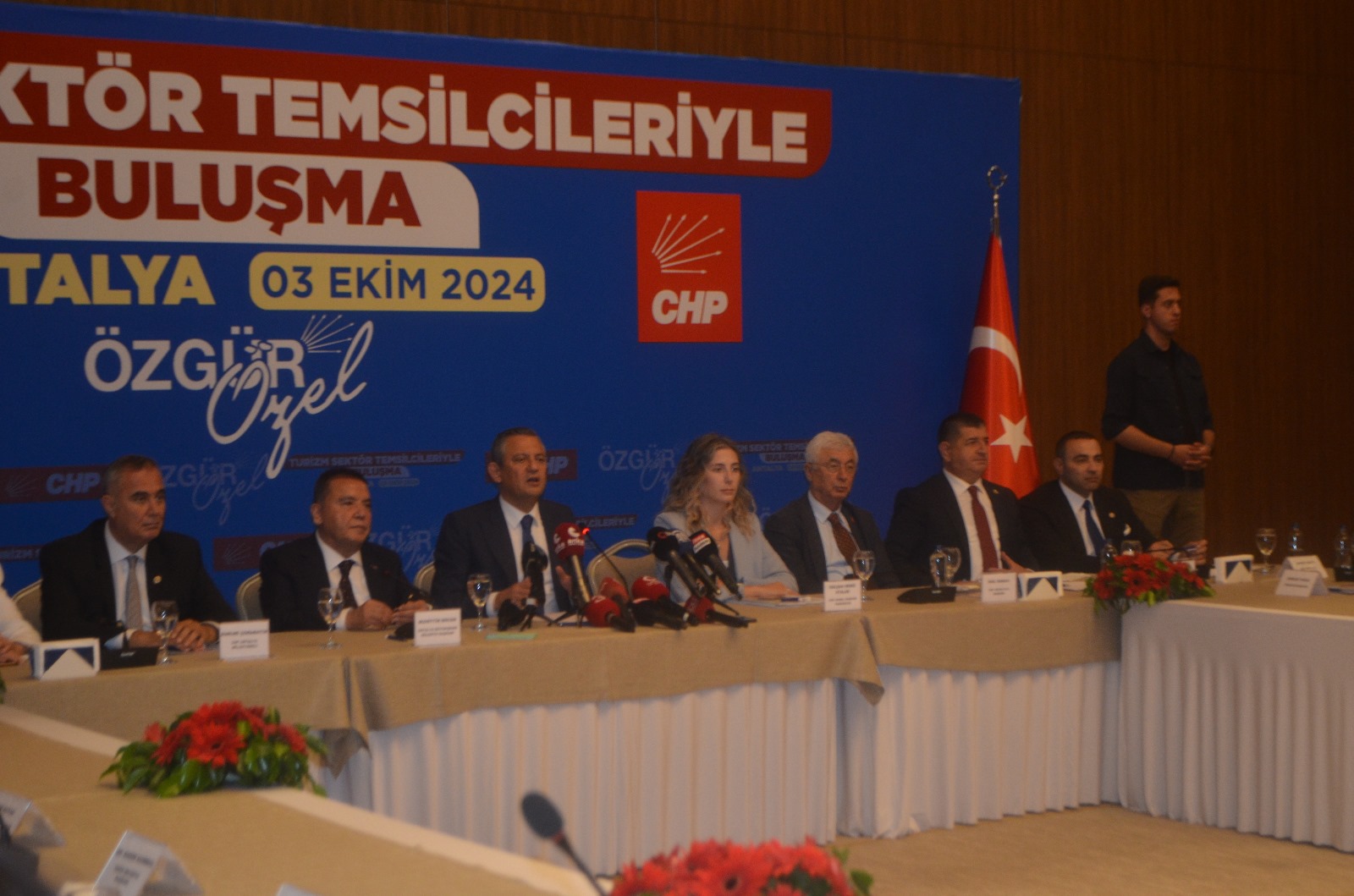 Özgür Özel Antalya’da Turizmcilerle Buluştu