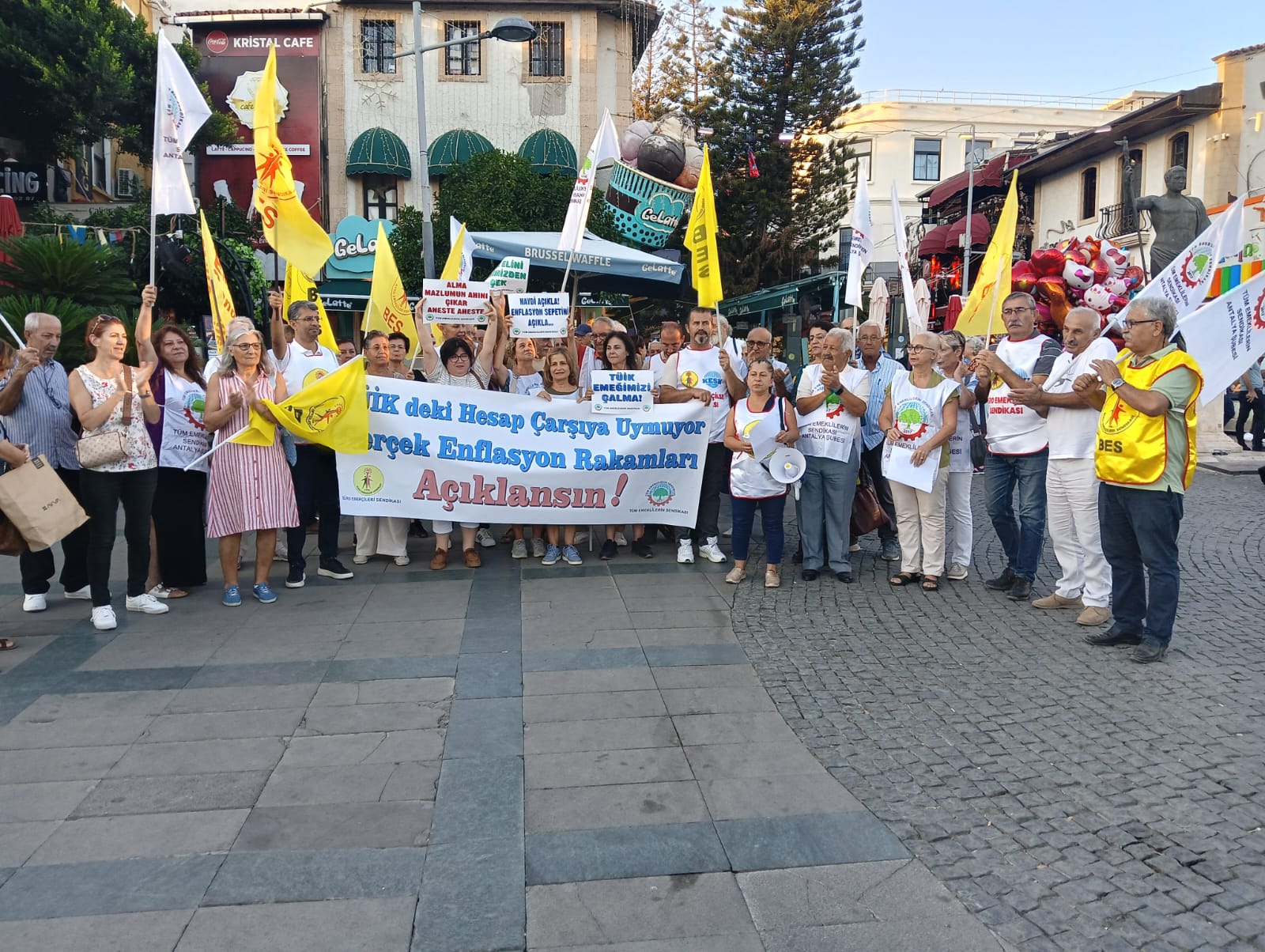 Emekliler TÜİK sayesinde iki yakamız bir araya gelmiyor!