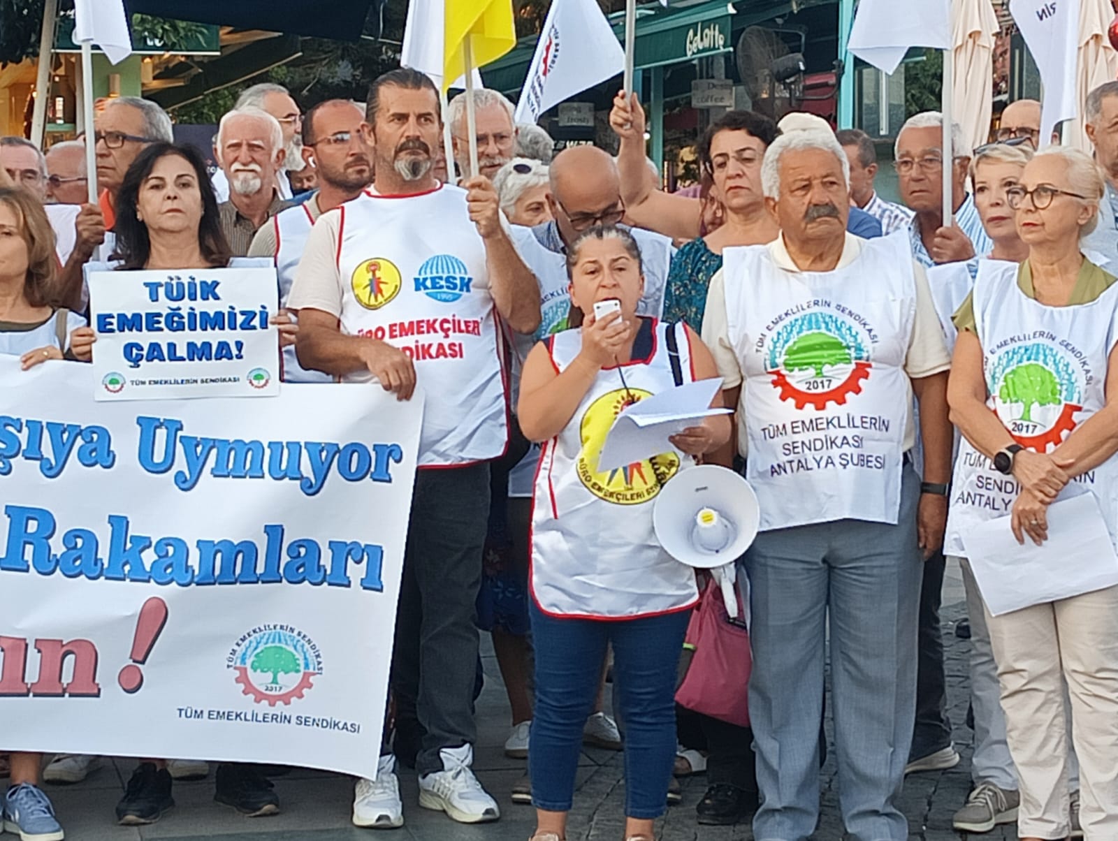 Emekliler TÜİK sayesinde iki yakamız bir araya gelmiyor!