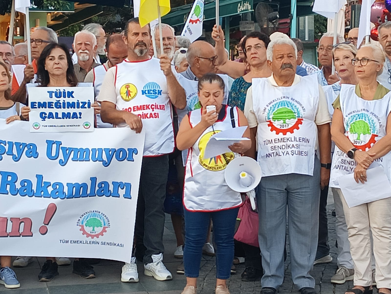 Emekliler TÜİK sayesinde iki yakamız bir araya gelmiyor!