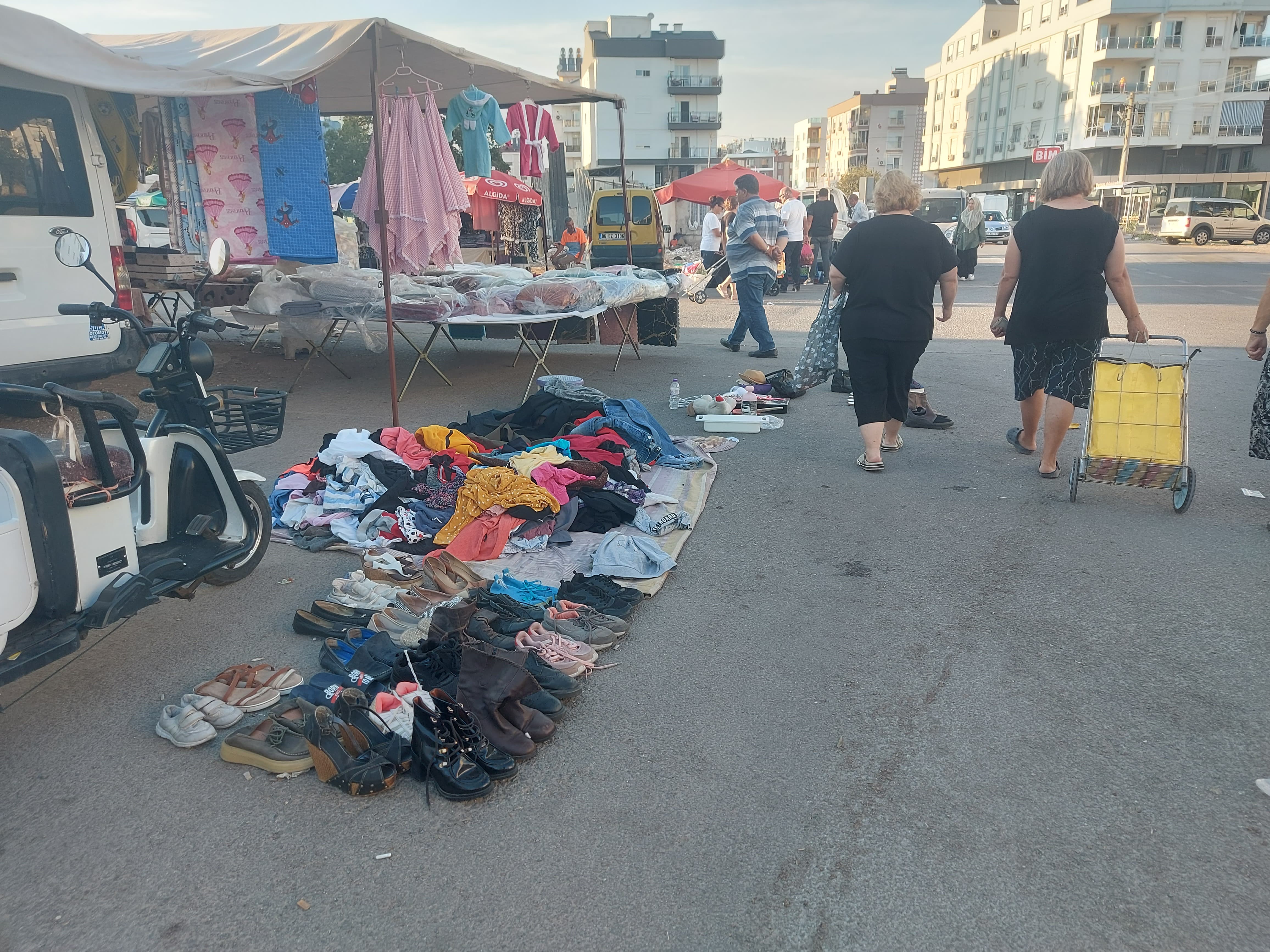 Antalya Semt Pazarlarında İkinci El Eşya Satışı Başladı: Vatandaşlar Ek Gelir Arayışında