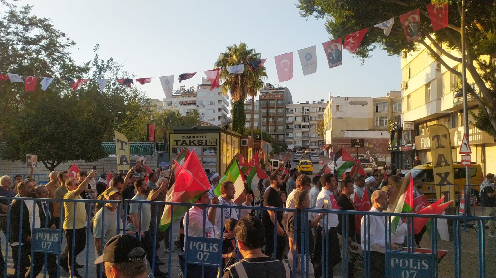 Binlerce Antalyalı İsrail’i Protesto Edip Filistin’e Destekte Bulundu