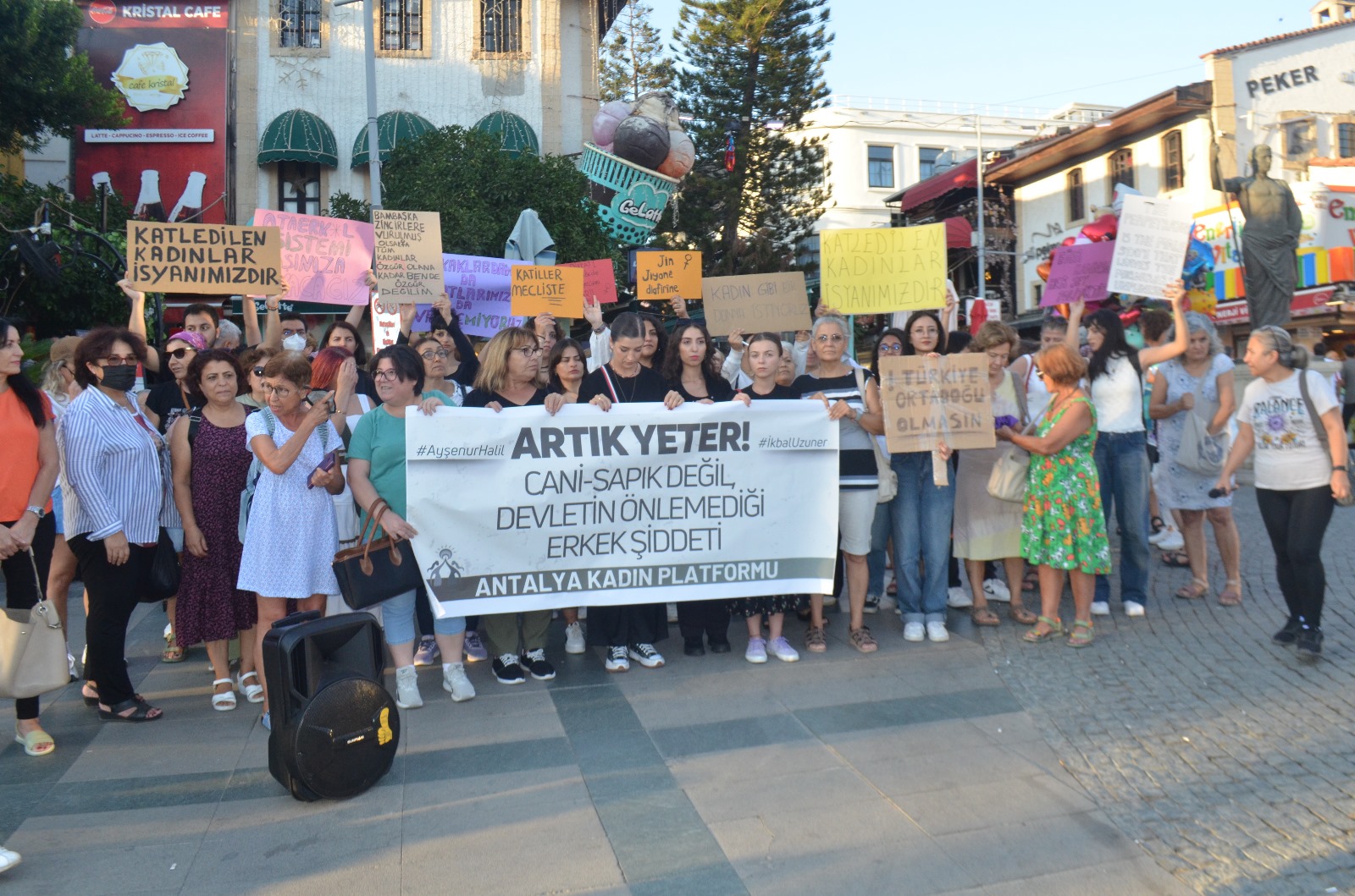 Antalya’da Kadınlar Sokağa Çıktı