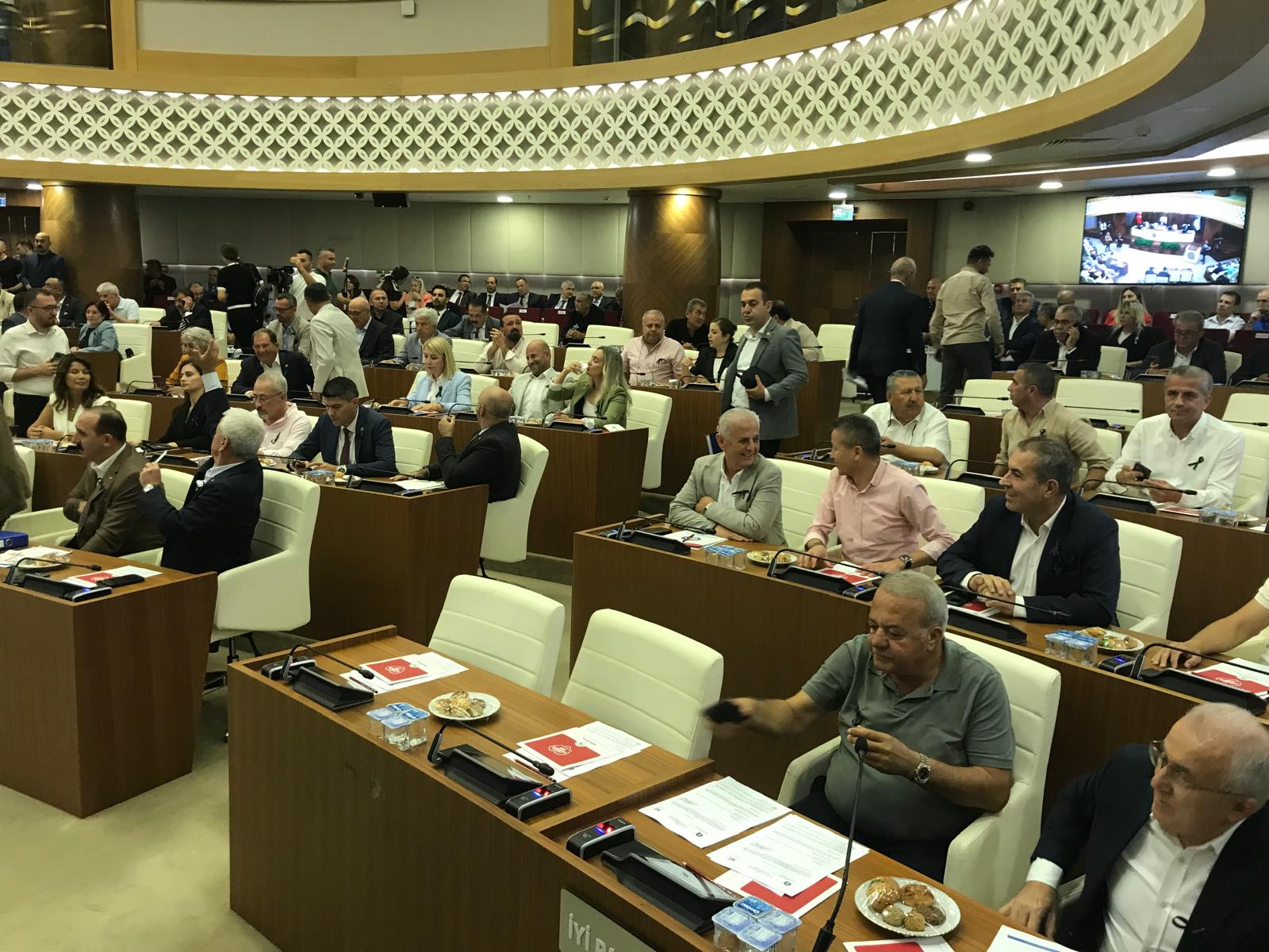 Mecliste Siyah Kurdeleli Kadın Cinayeti Tepkisi