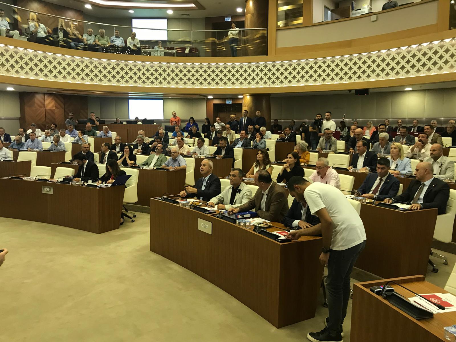 Mecliste Siyah Kurdeleli Kadın Cinayeti Tepkisi