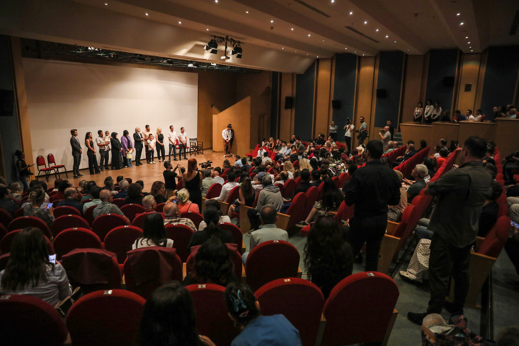 Özkan çiftinin ilklerinin anlatıldığı film ayakta alkışlandı