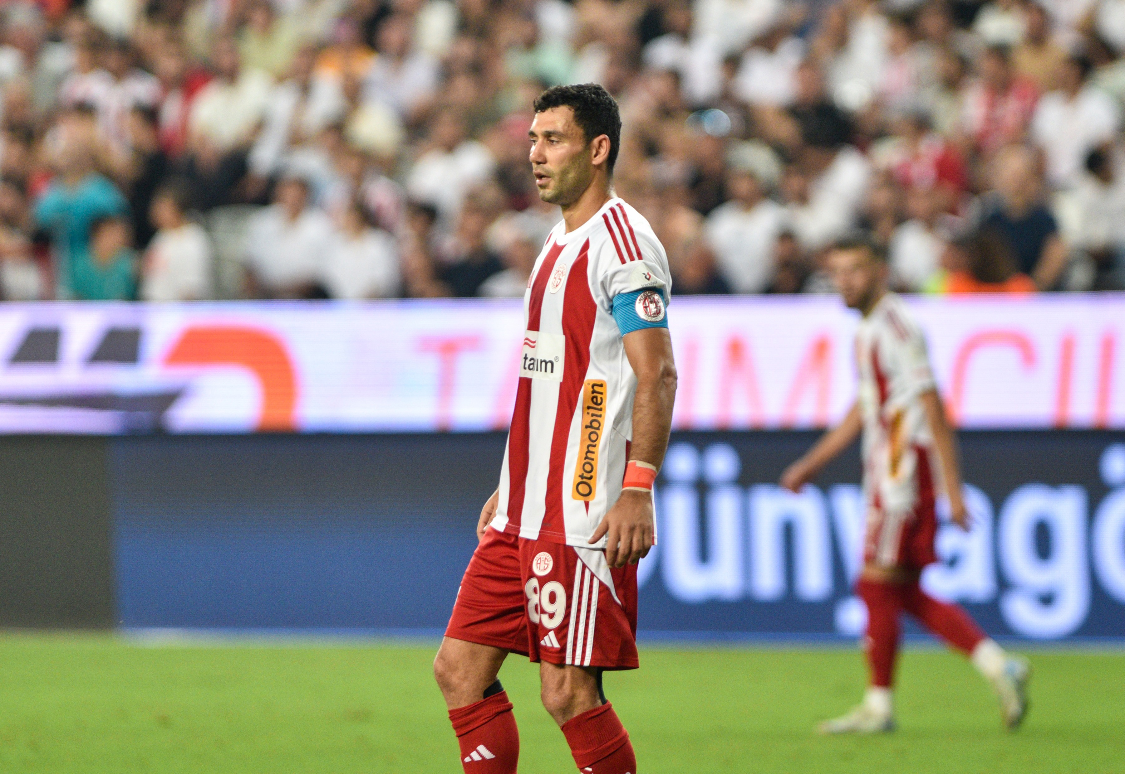 20 yıl önce diz kapağından vurulunca futbola ara vermişti; 400'üncü Süper Lig maçına çıktı