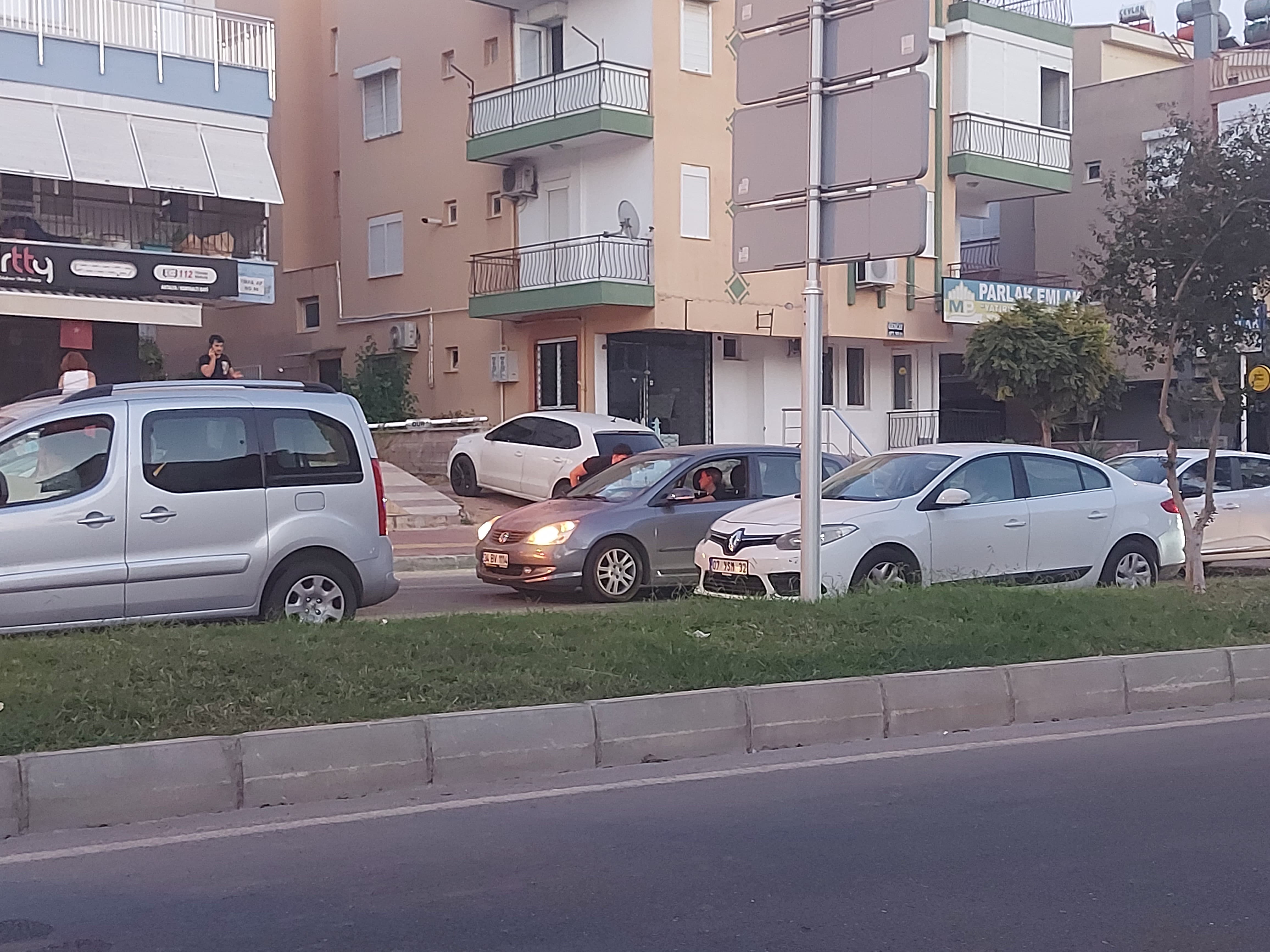 Antalya'da Sürücülere Trafikte Sürpriz İkram