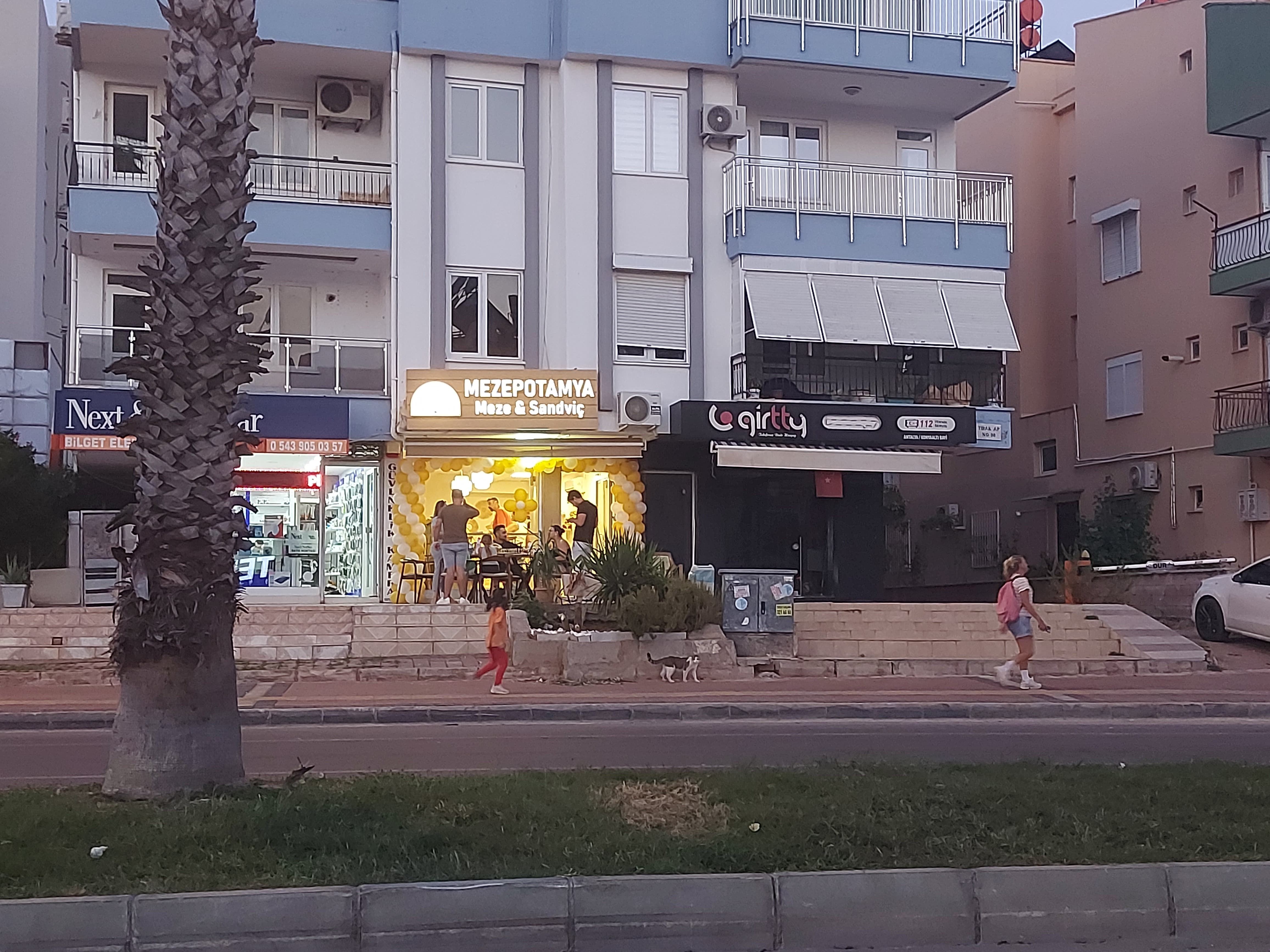 Antalya'da Sürücülere Trafikte Sürpriz İkram