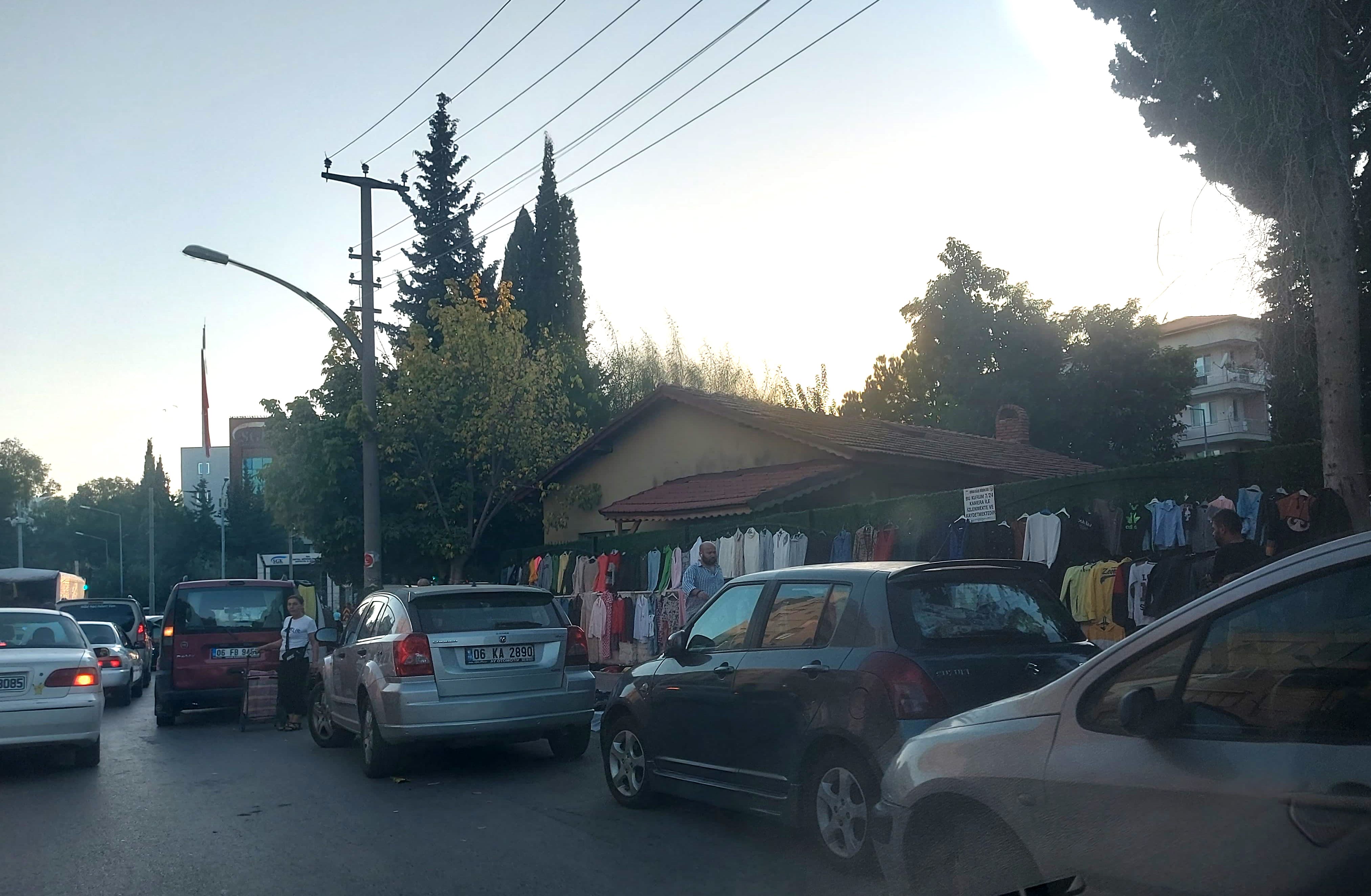 Antalya’da Kaldırım Tezgahları Artıyor: Caddeler Açık Hava Alışveriş Merkezine Dönüşüyor