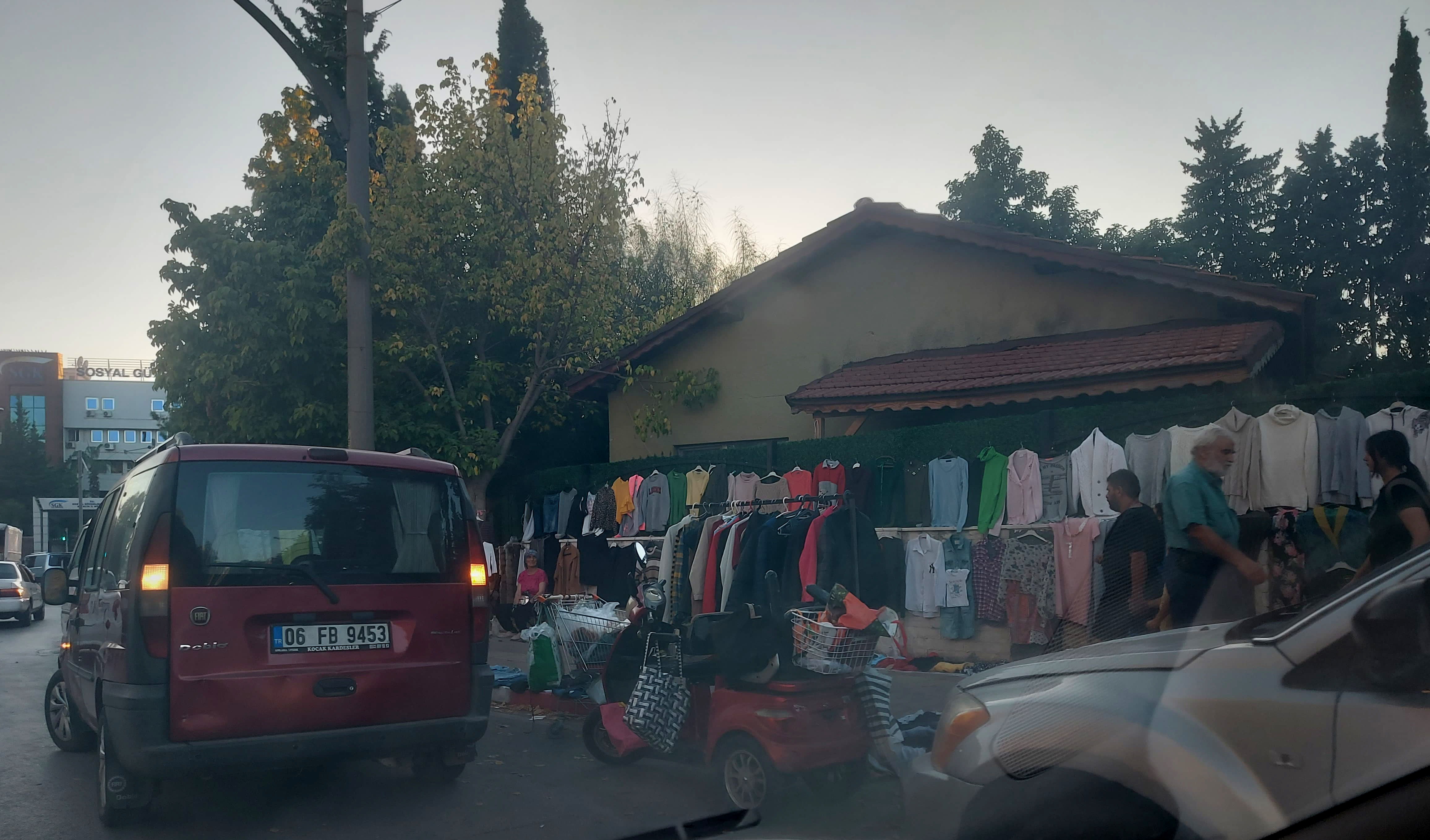 Antalya’da Kaldırım Tezgahları Artıyor: Caddeler Açık Hava Alışveriş Merkezine Dönüşüyor
