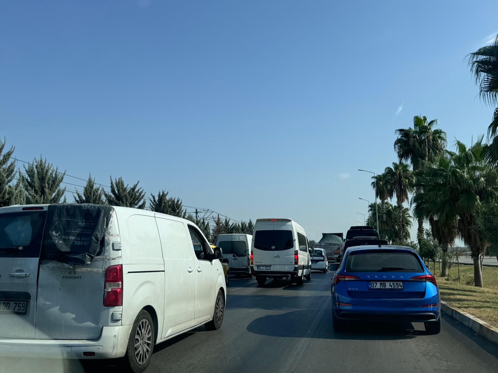 Antalya'da Sabah Trafiği Vatandaşları Zorluyor