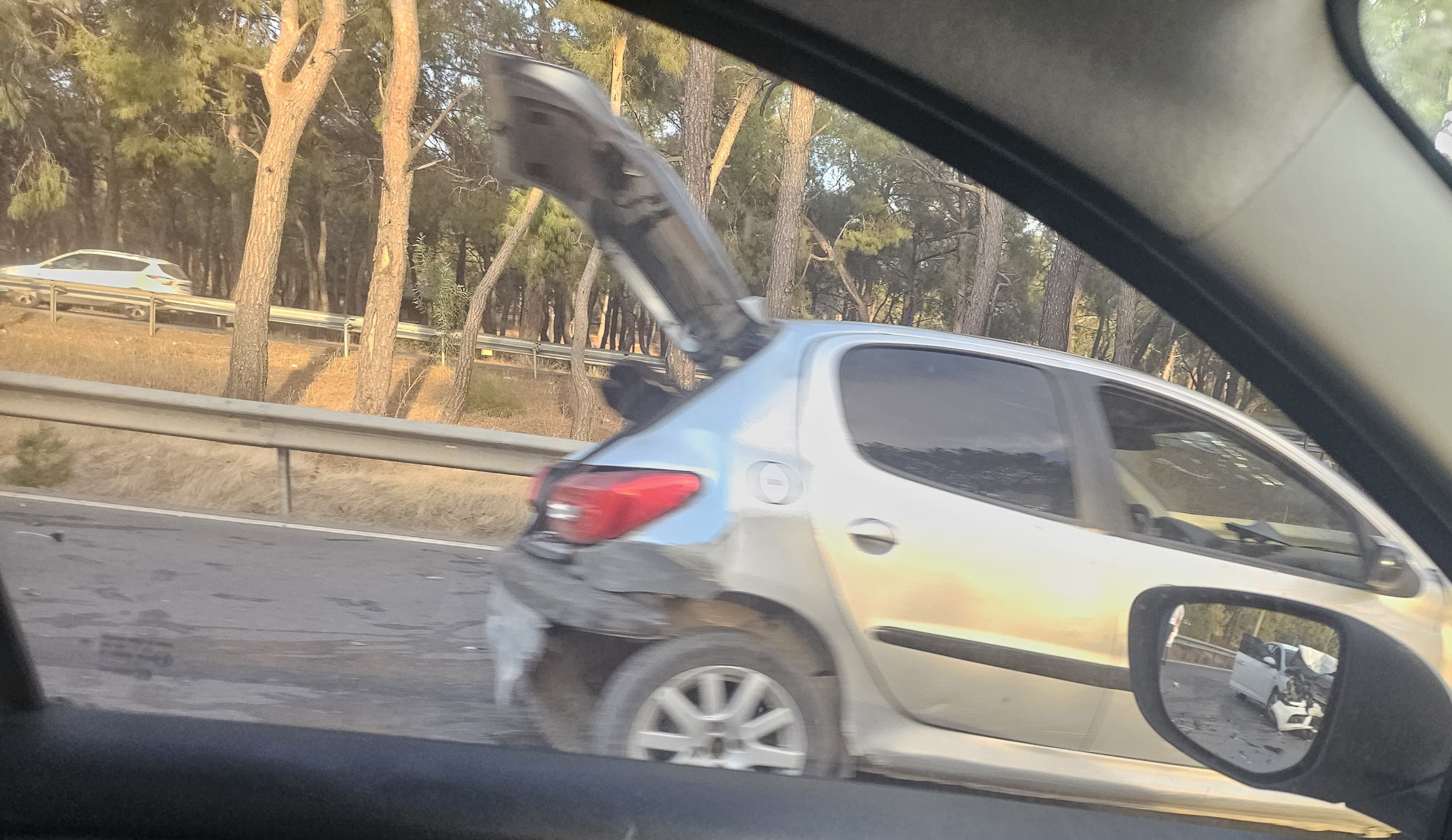 Antalya'da 3 Araçlı Kaza Trafiği Kilitledi