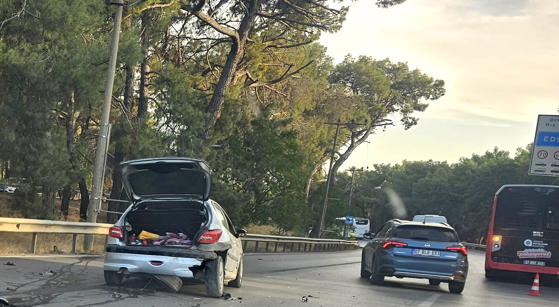 Antalya'da 3 Araçlı Kaza Trafiği Kilitledi
